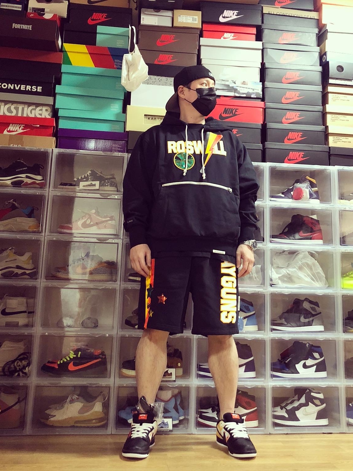 Nike SB Dunk Low Raygun Tie-Dye Black 착용 스타일 - 2
