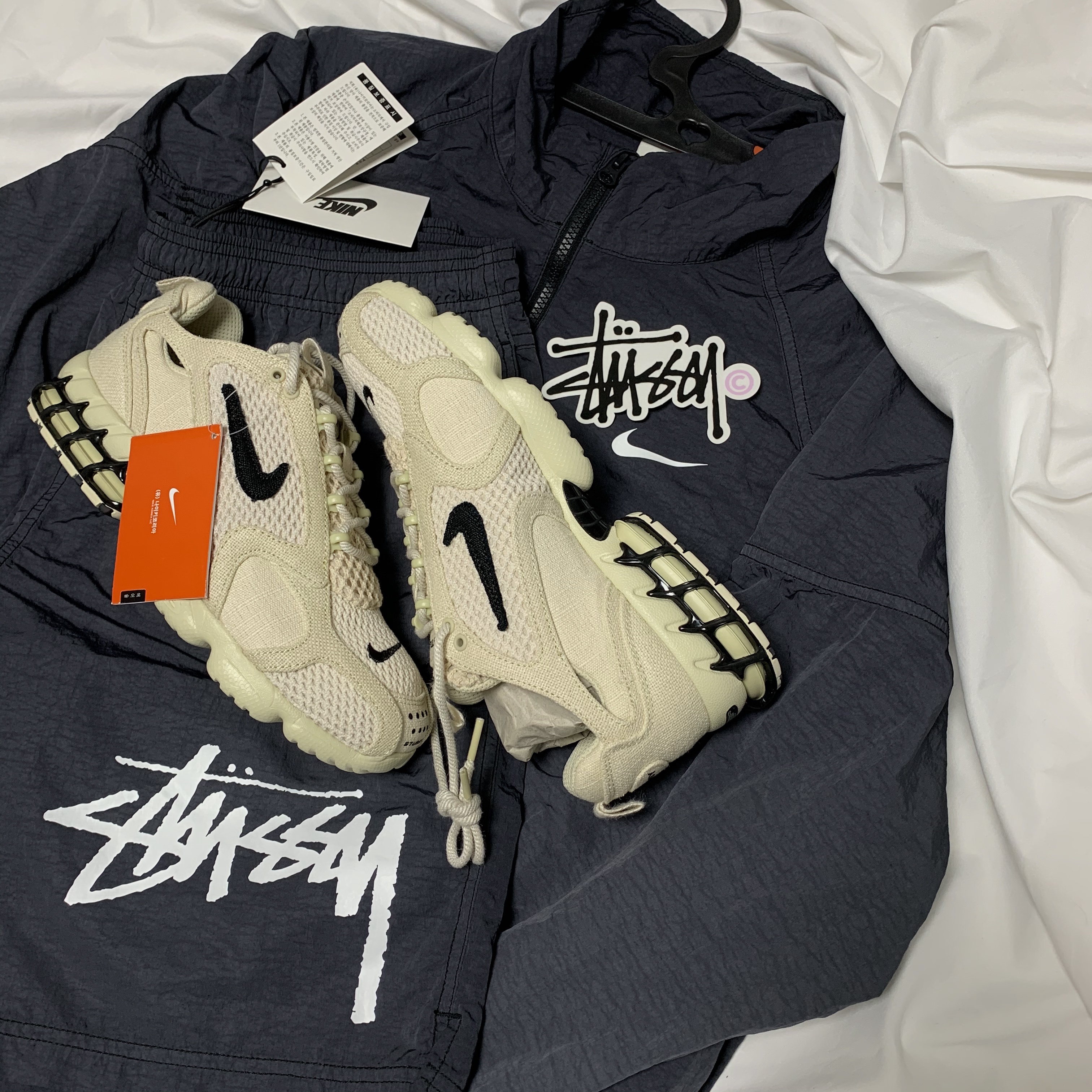 Nike x Stussy Windrunner Jacket Off Noir, Nike x Stussy Water Shorts Off Noir 착용 스타일