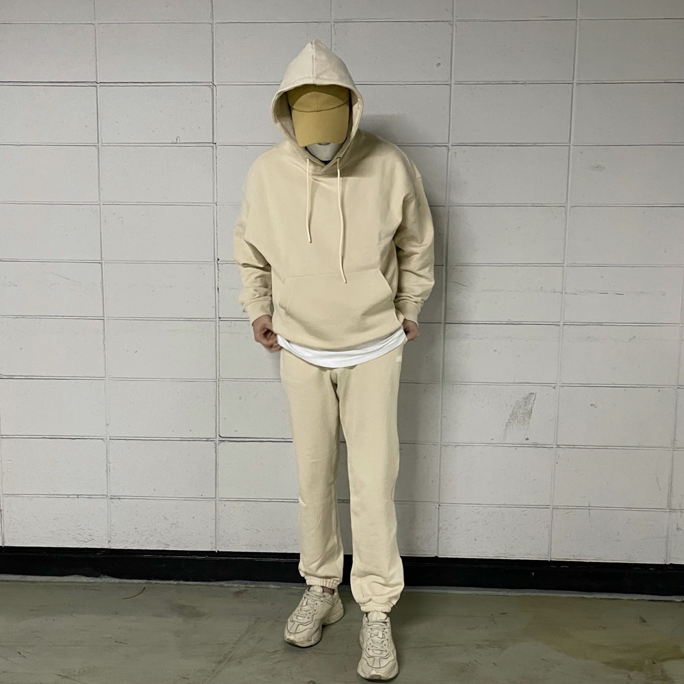 Gucci Rhyton Leather Sneakers Distressed Ivory 착용 스타일 - 1