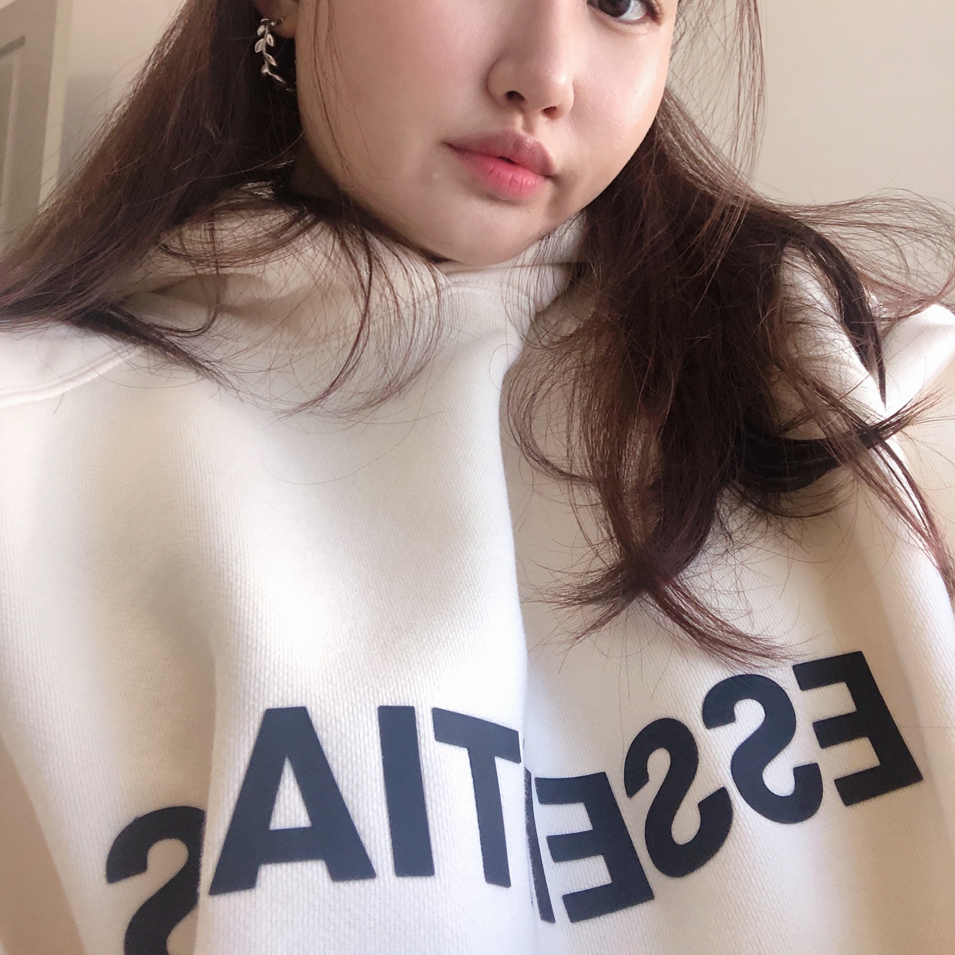 Essentials 3D Silicon Applique Pullover Hoodie Buttercream 2020, Essentials Sweatpants Buttercream 2020 착용 스타일 - 1