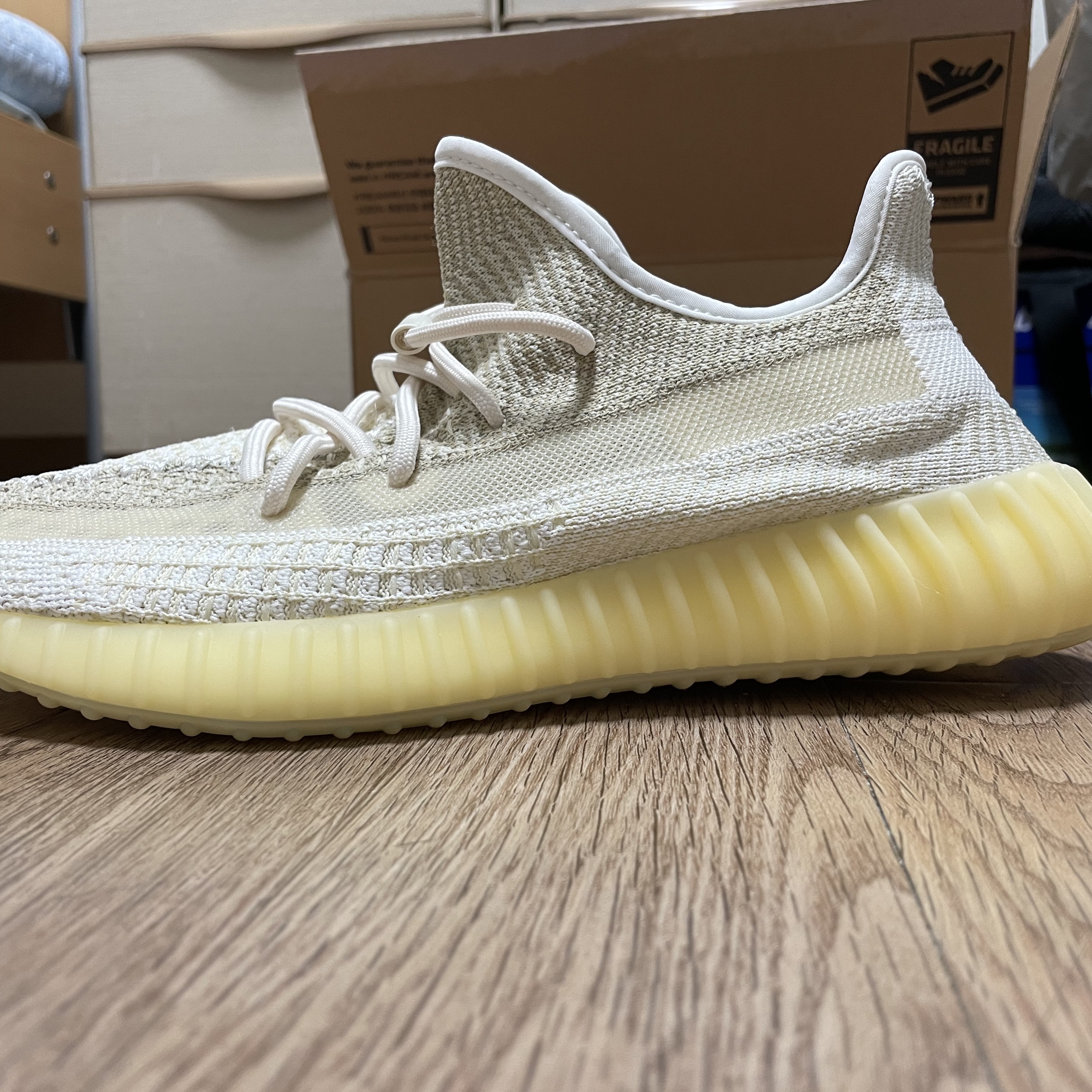 Adidas Yeezy Boost 350 V2 Natural 착용 스타일 - 1