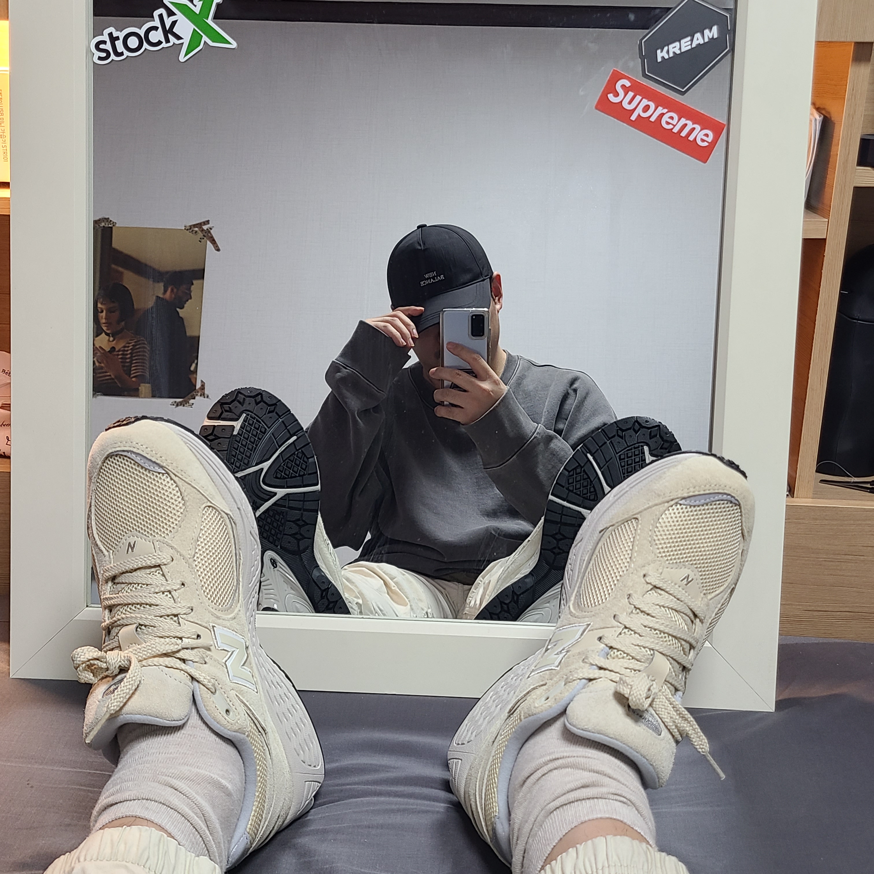 New Balance 2002R Beige Bone 착용 스타일 - 2