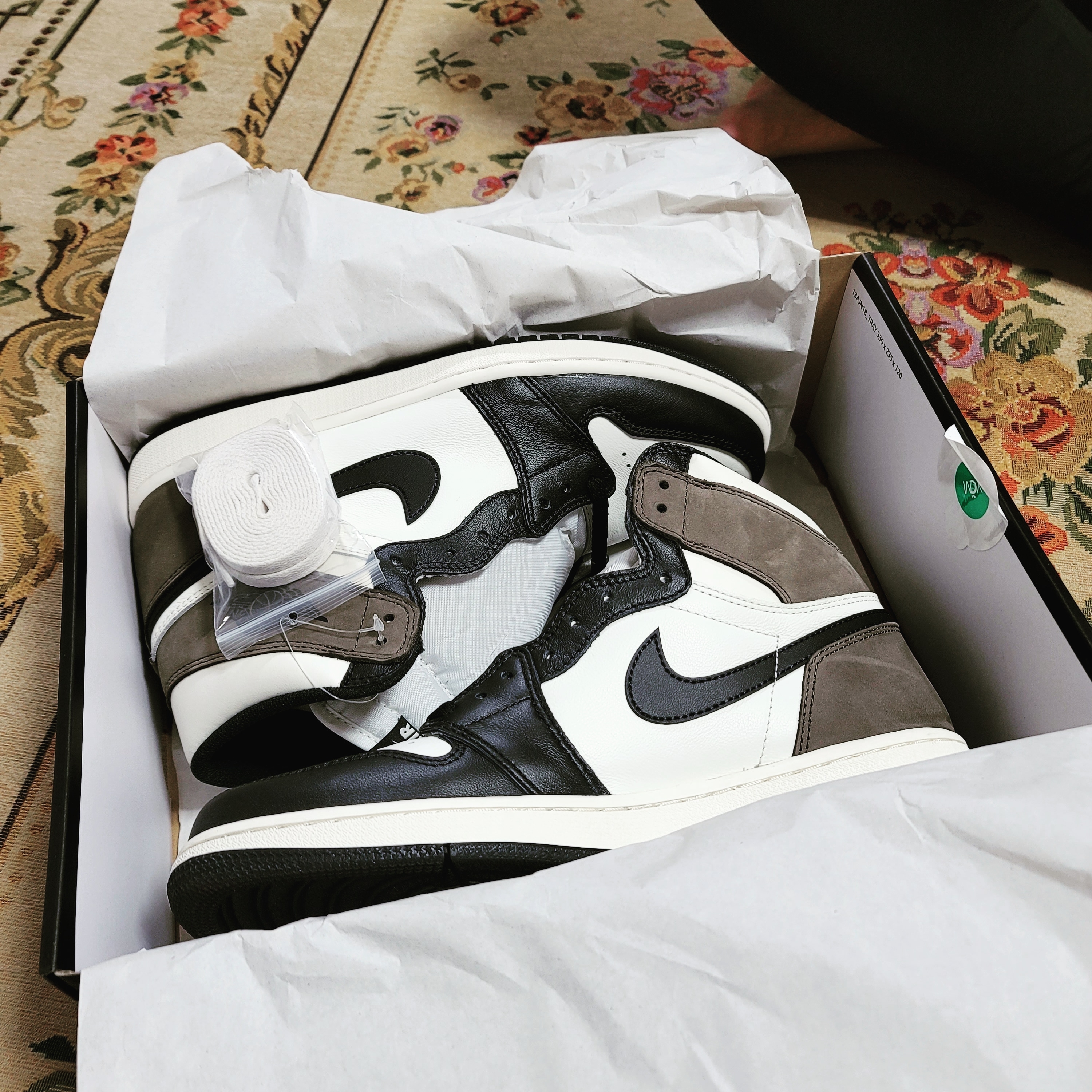 Jordan 1 Retro High OG Black Mocha 착용 스타일