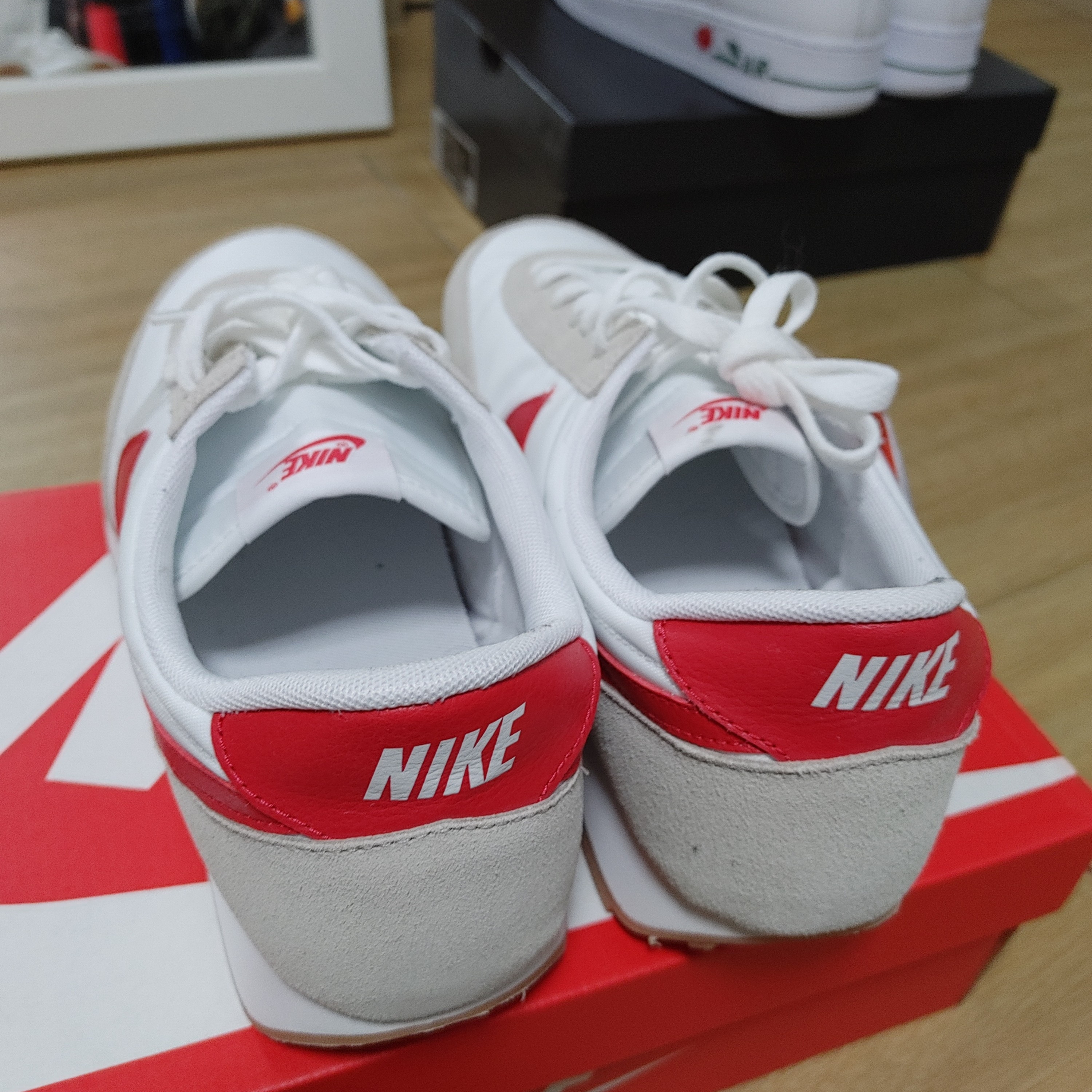 (W) Nike Daybreak Summit White University Red 착용 스타일 - 4