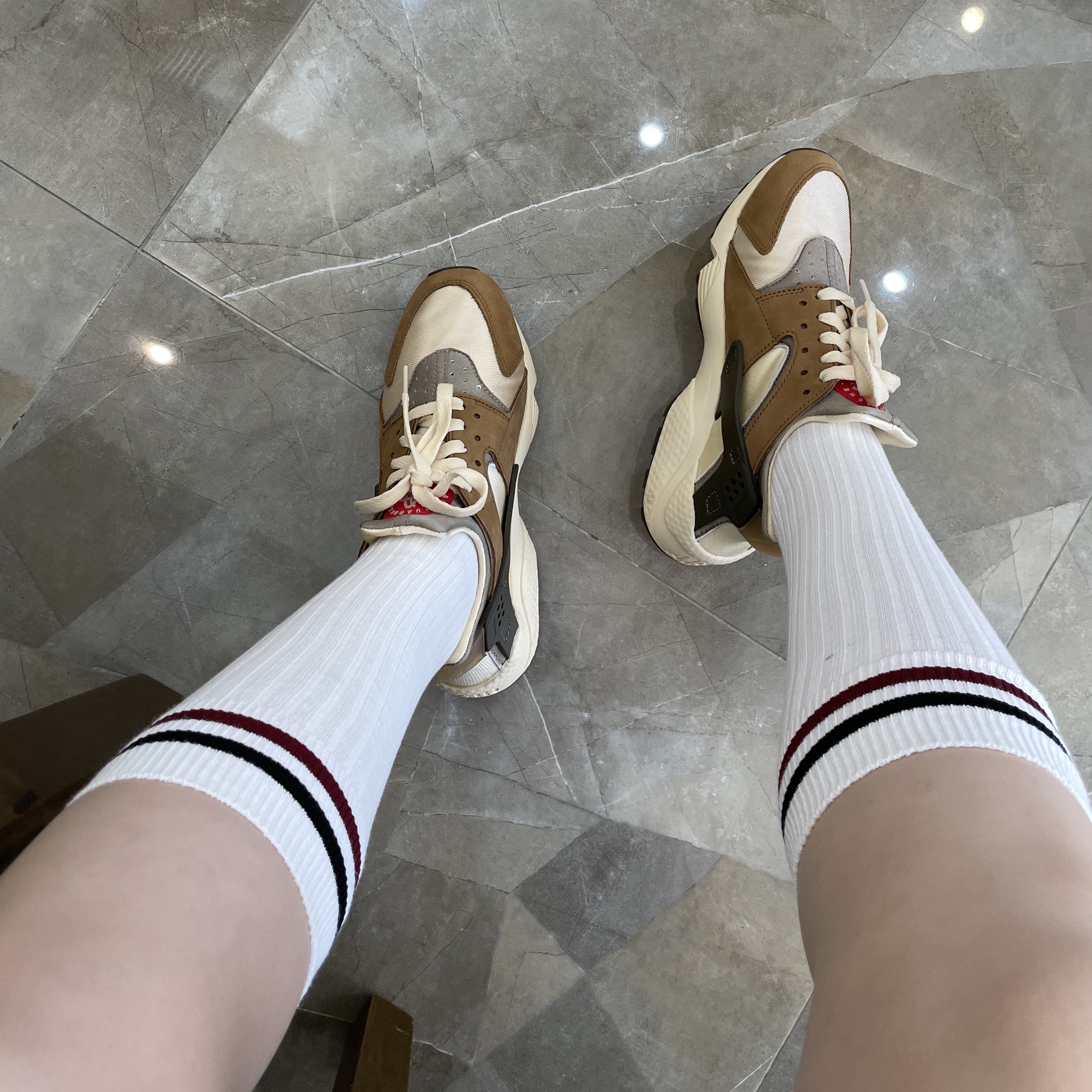 Nike x Stussy Air Huarache LE Desert Oak 착용 스타일 - 2