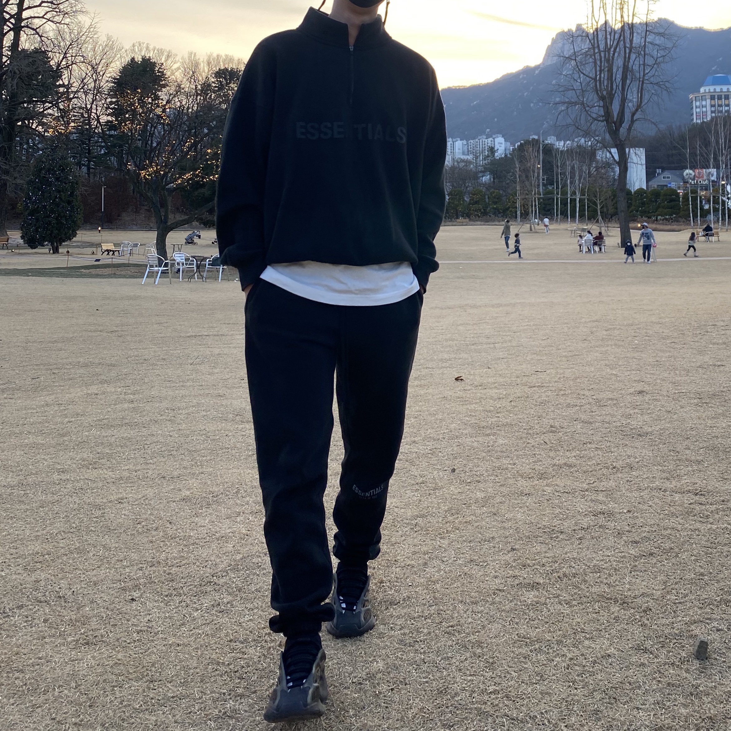 Essentials Sweatpants Dark Slate/Black 2020, Adidas Yeezy 700 V3 Clay Brown 착용 스타일