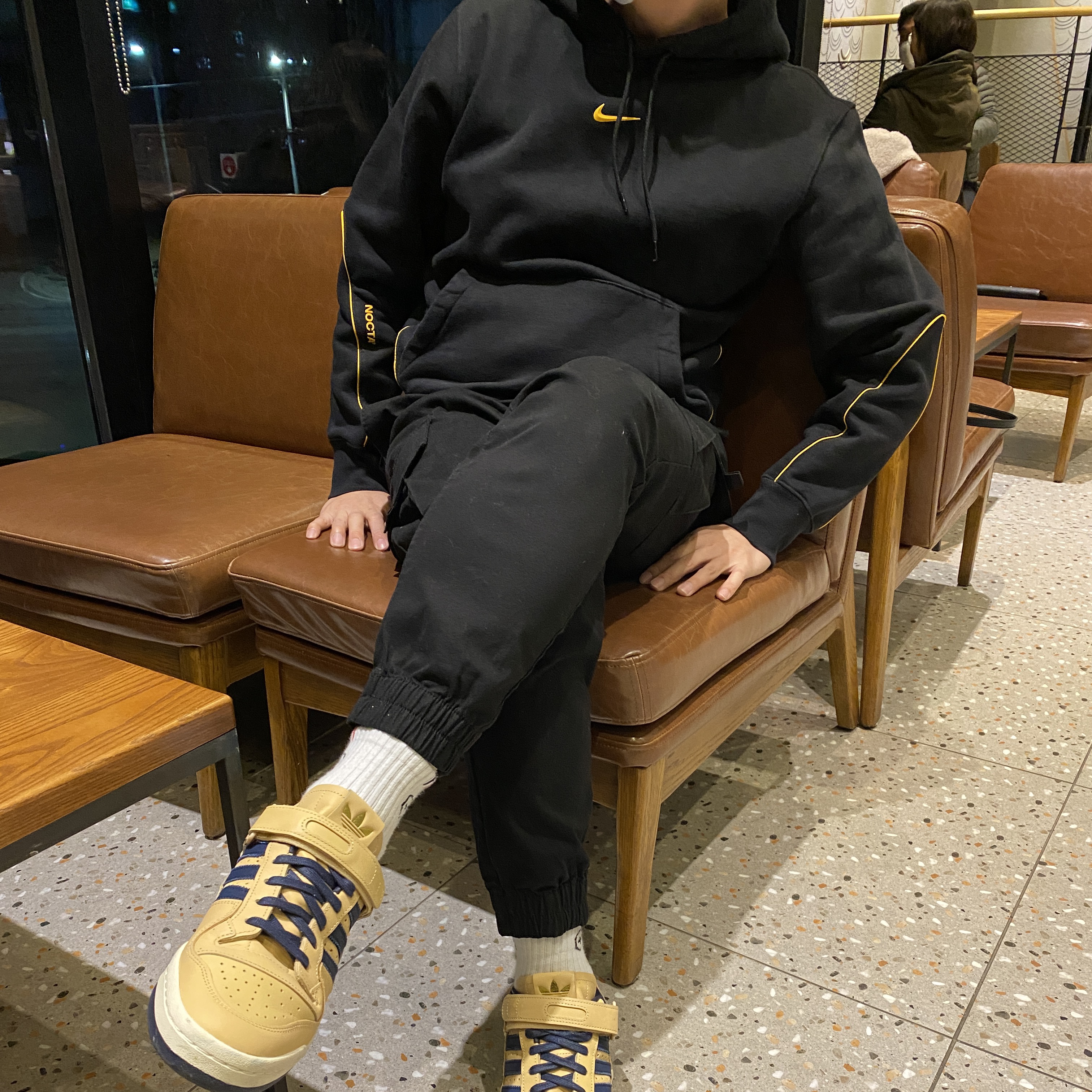 Adidas Forum 84 Low Beige, Nike x Drake Nocta Essential Hoodie Black - Asia 착용 스타일 - 1