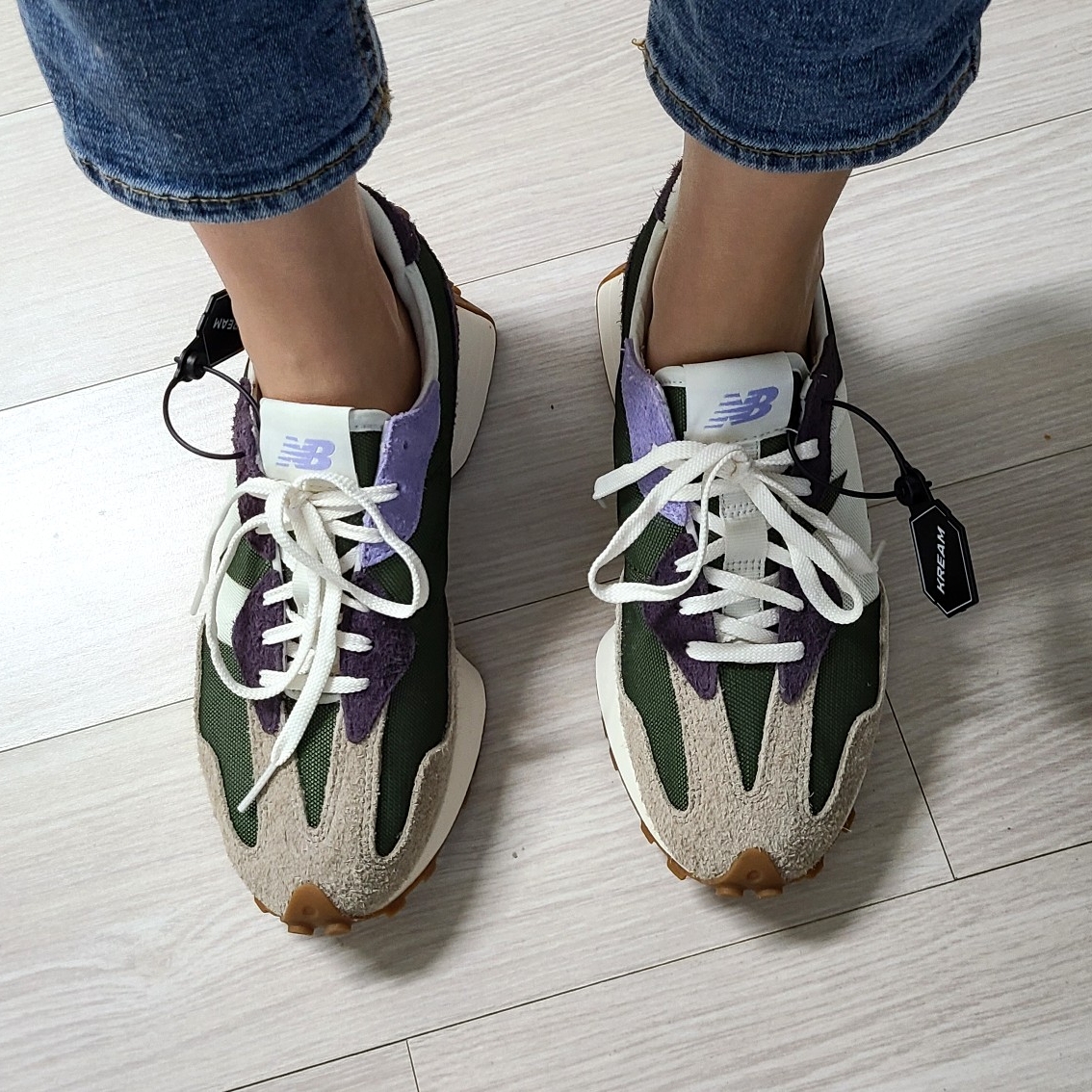 (W) New Balance 327 Oak Leaf Green 착용 스타일 - 2