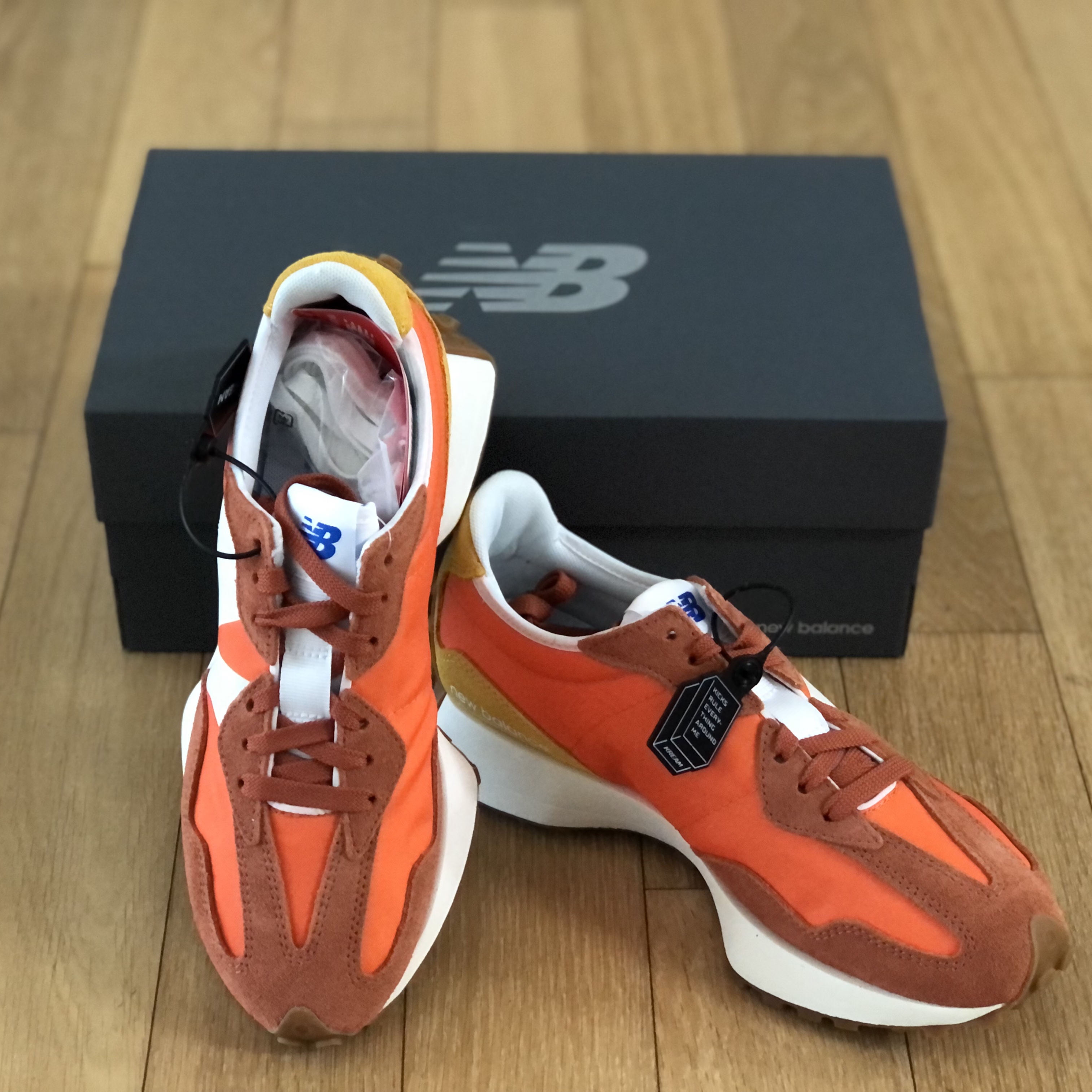 New Balance 327 Orange 착용 스타일 - 1