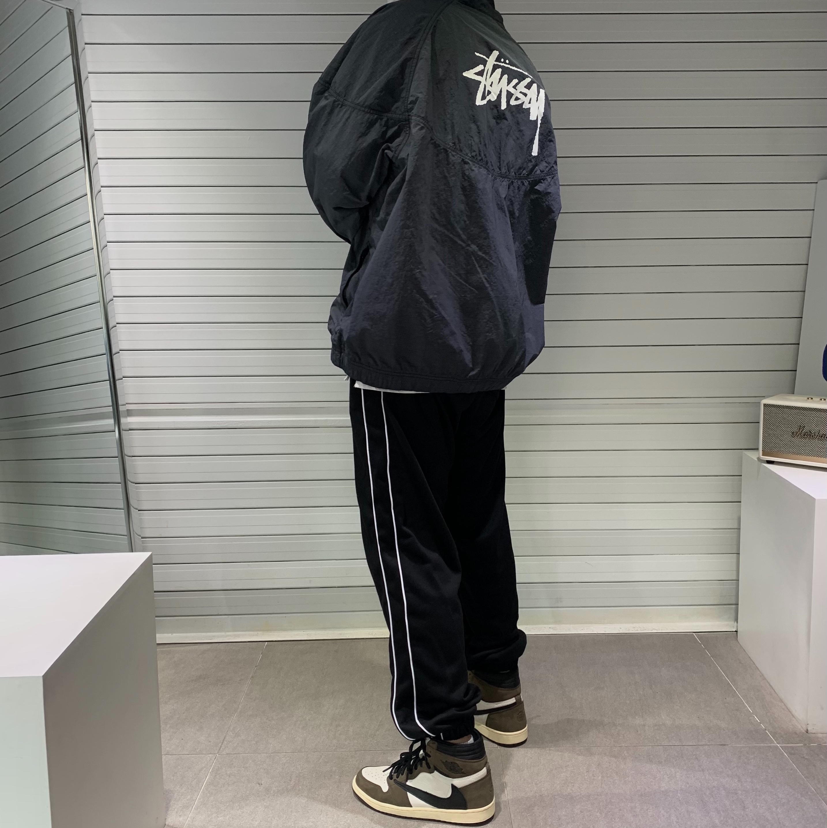 Jordan 1 x Travis Scott Retro High OG SP Mocha, Nike x Stussy Windrunner Jacket Off Noir 착용 스타일