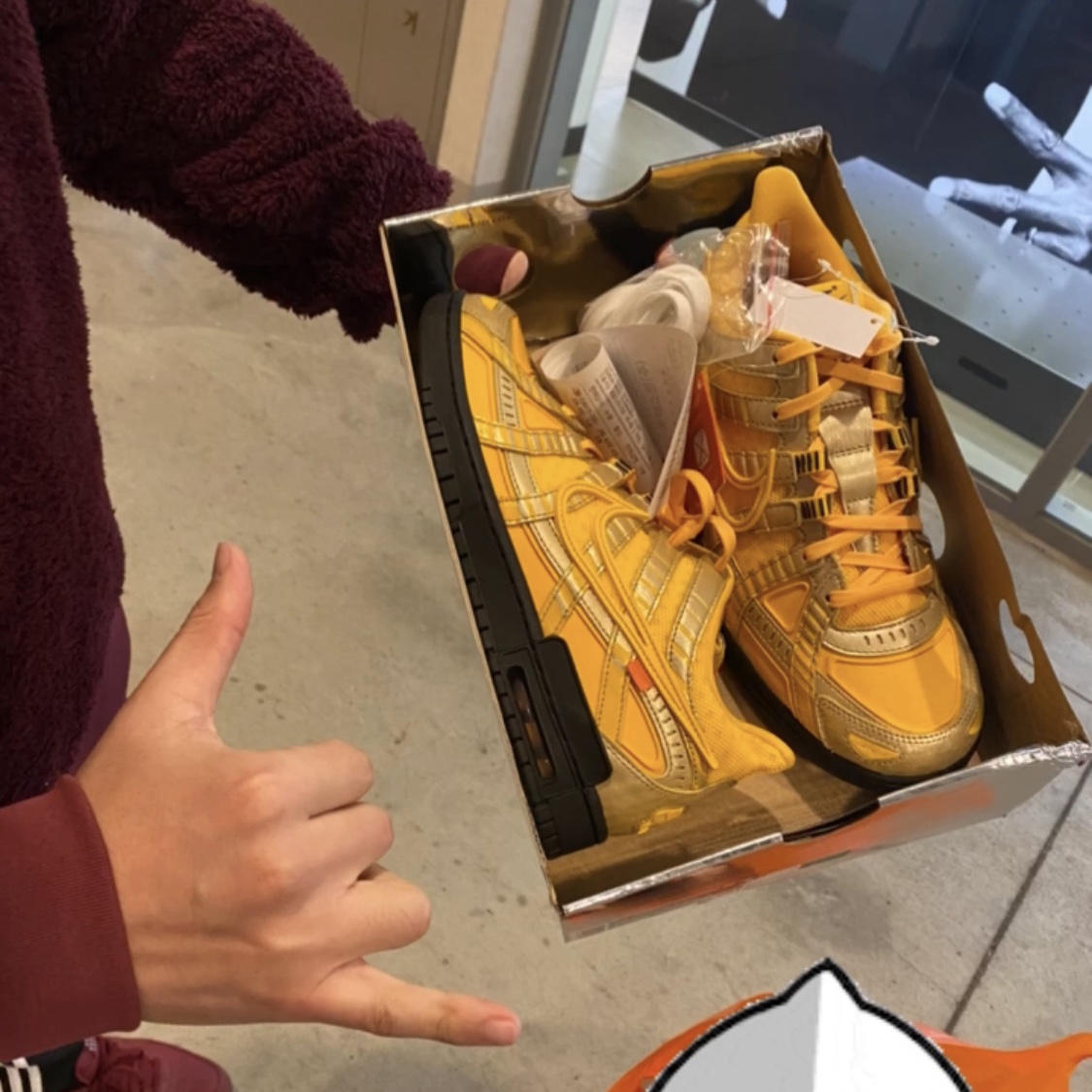 Nike x Off-White Air Rubber Dunk University Gold 착용 스타일