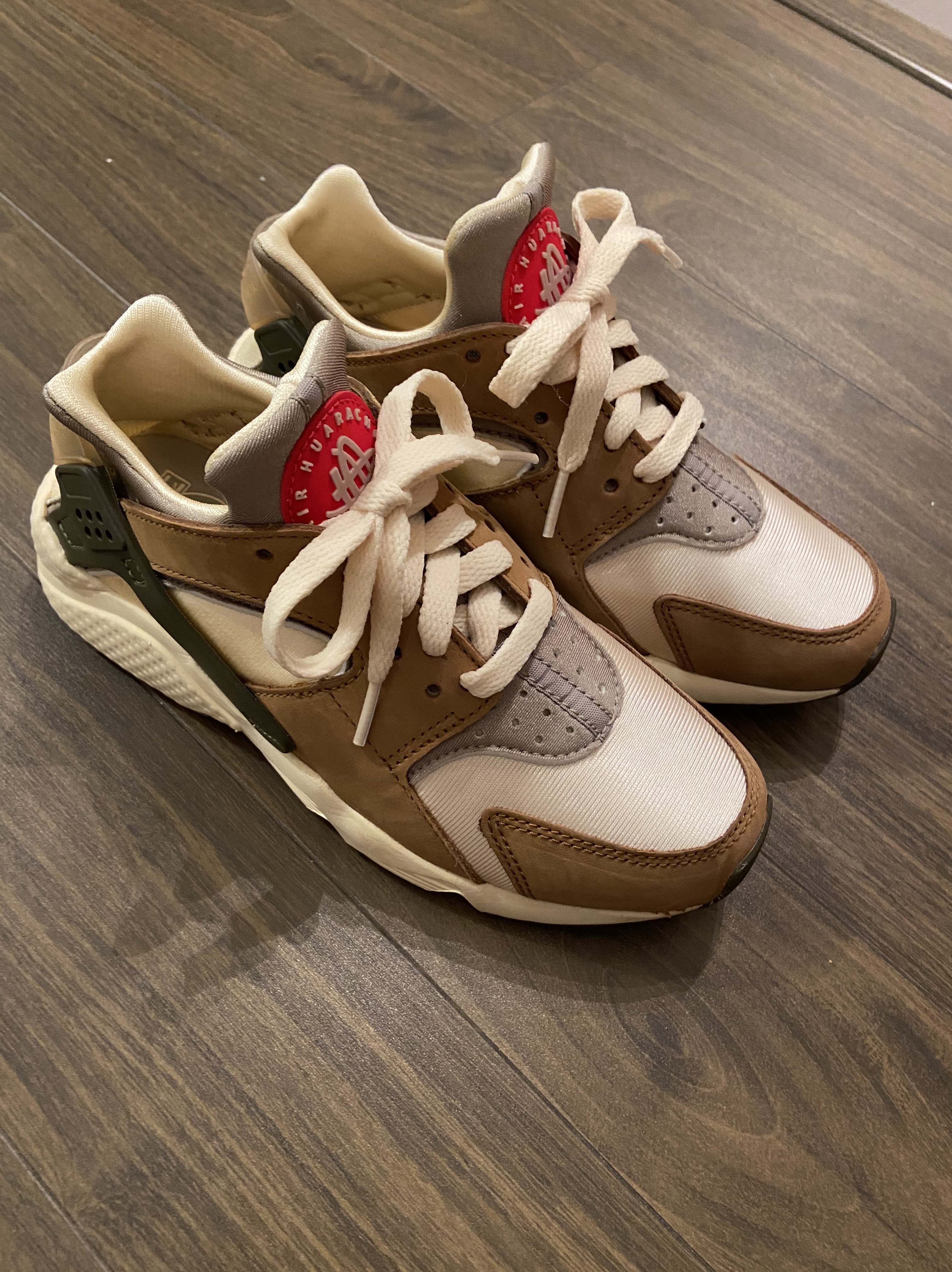 Nike x Stussy Air Huarache LE Desert Oak 착용 스타일 - 3