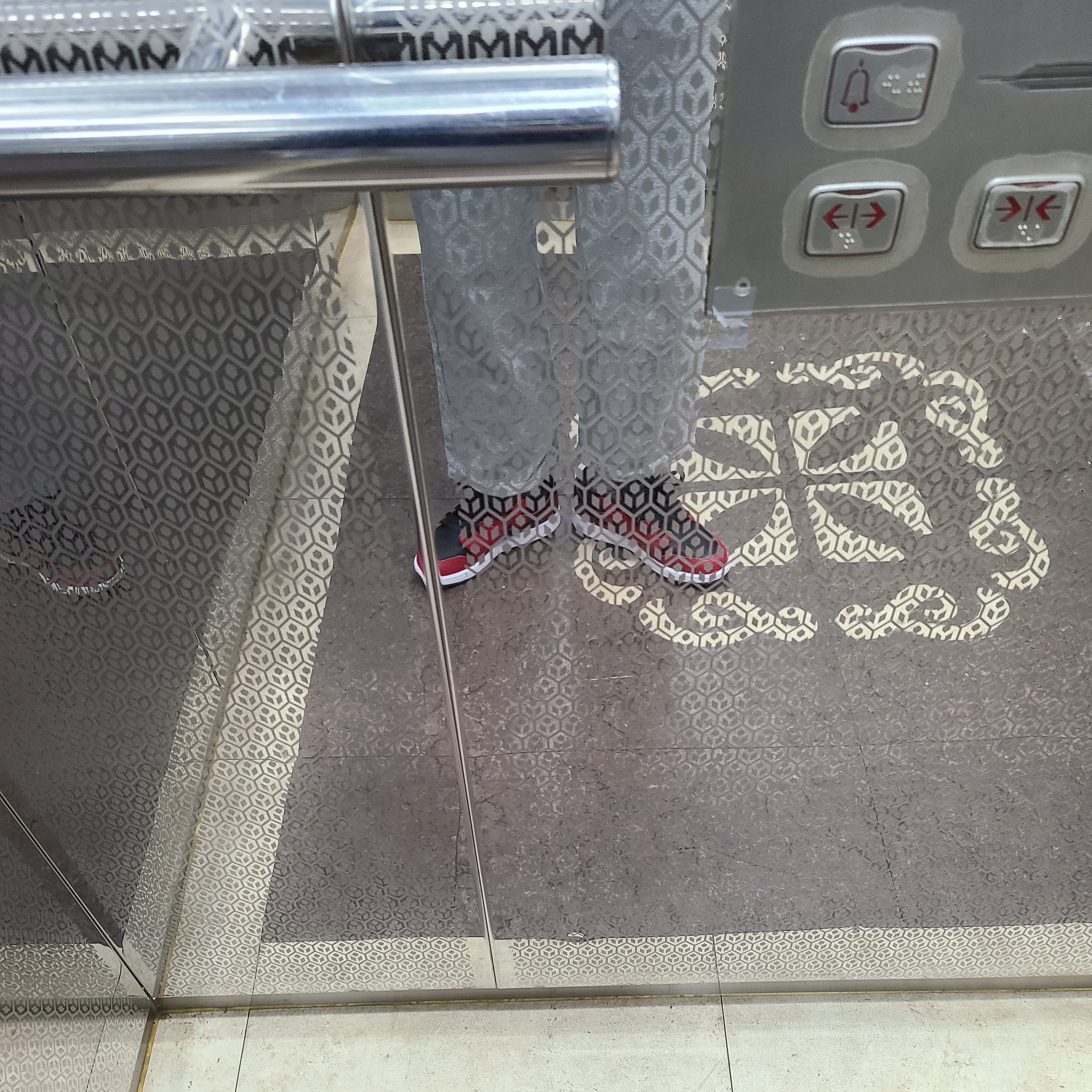 (GS) Jordan 1 Low Gym Red Black 착용 스타일 - 1
