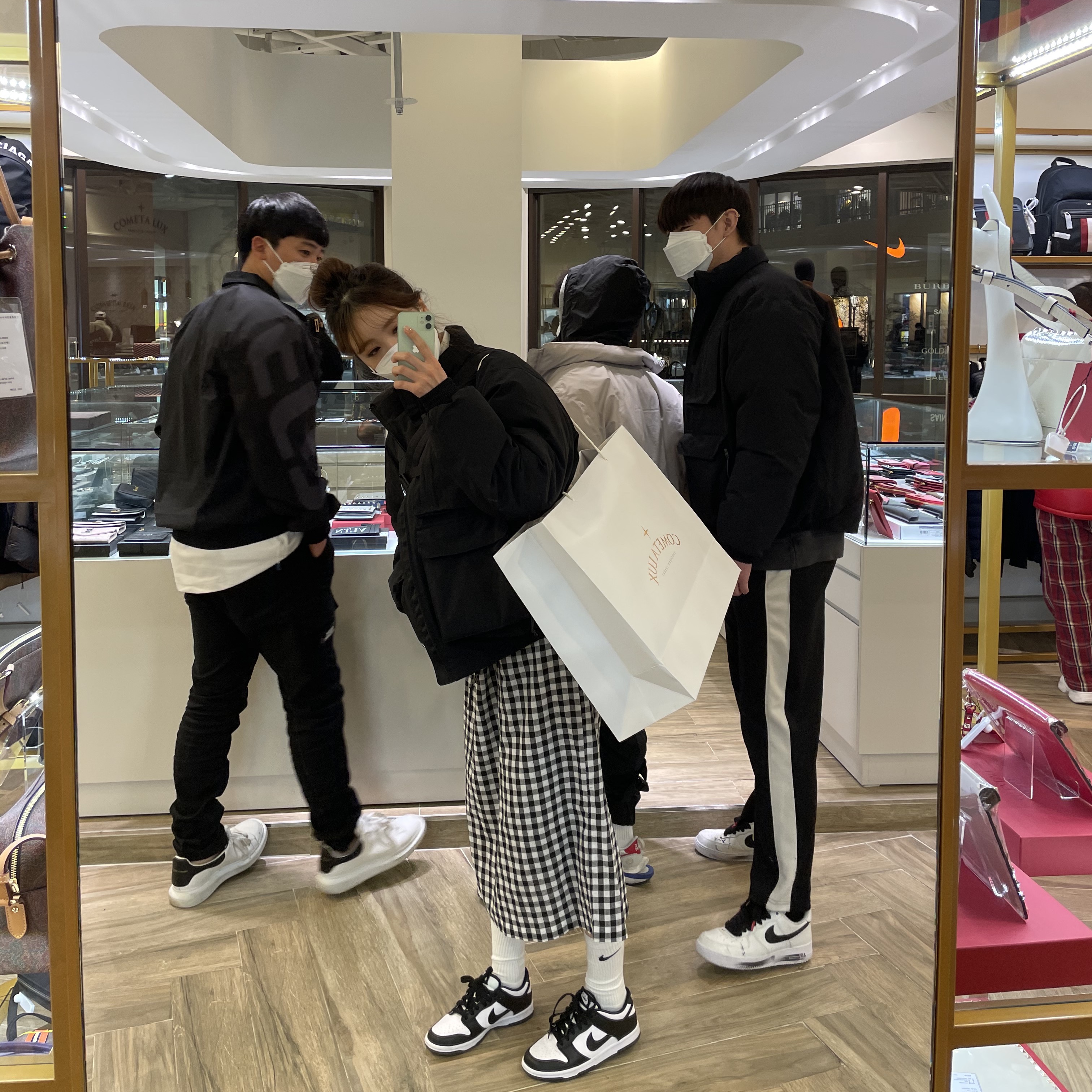 (GS) Nike Dunk Low Black, Alexander McQueen Oversized Sneakers White Black 착용 스타일