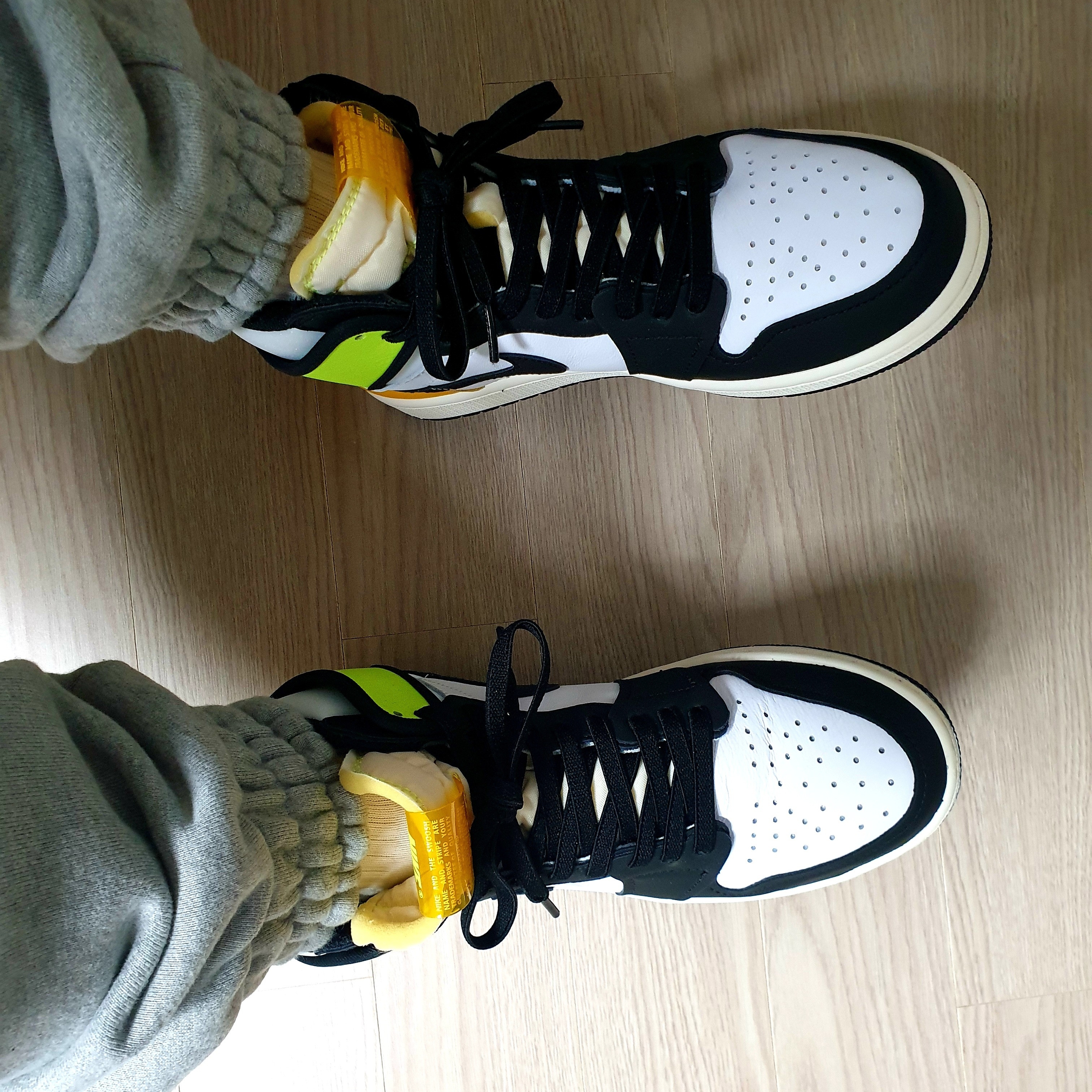Jordan 1 Retro High OG Volt Gold 착용 스타일 - 1