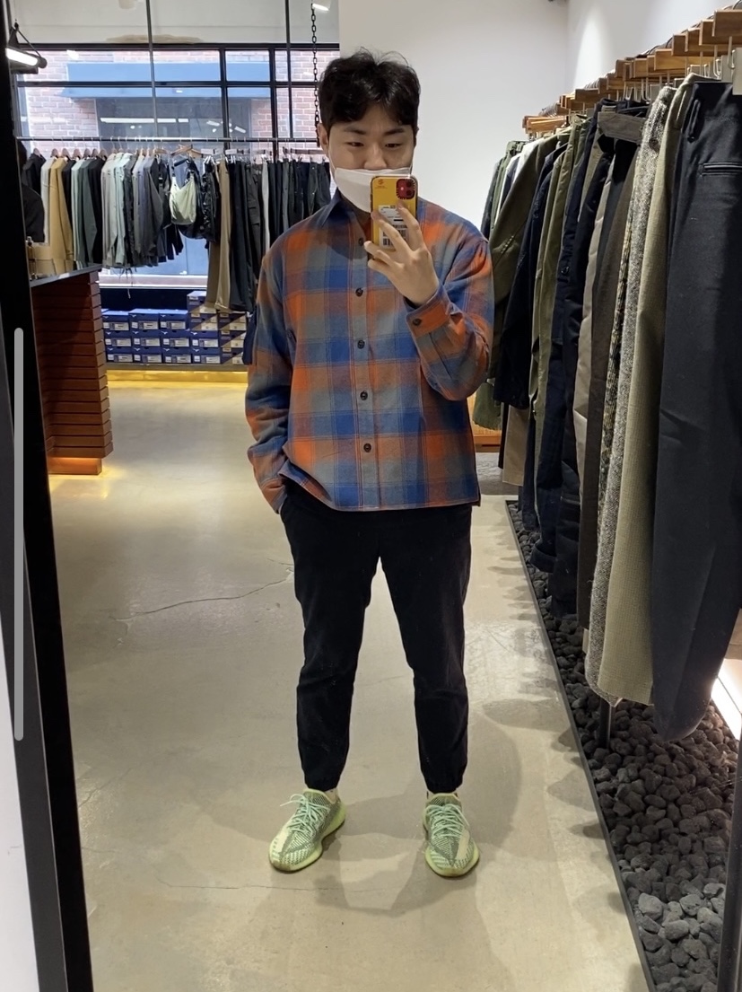 Adidas Yeezy Boost 350 V2 Yeezreel - Non-Reflective 착용 스타일