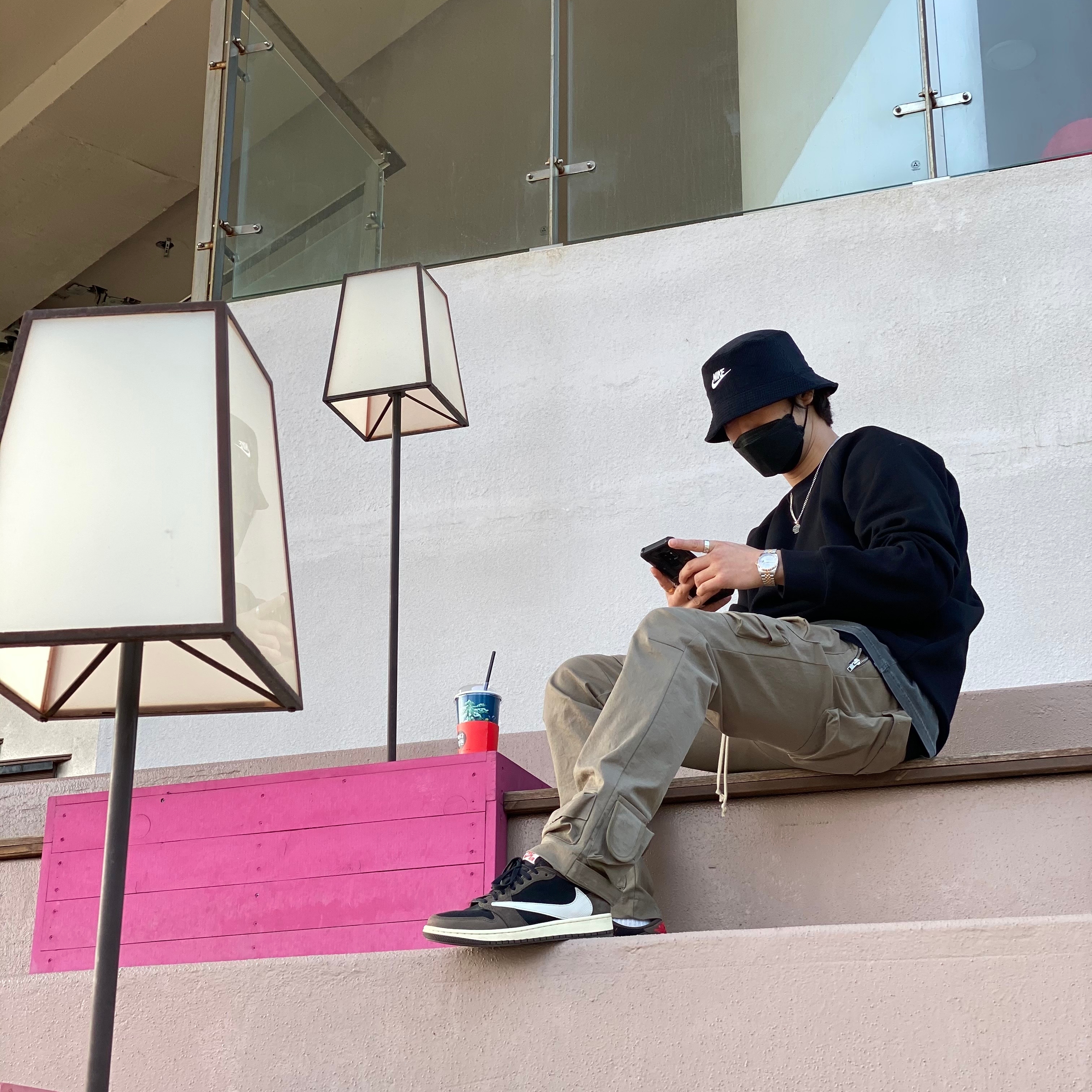 Jordan 1 x Travis Scott Retro Low OG SP Mocha, Nike Futura Corduroy Bucket Black 착용 스타일