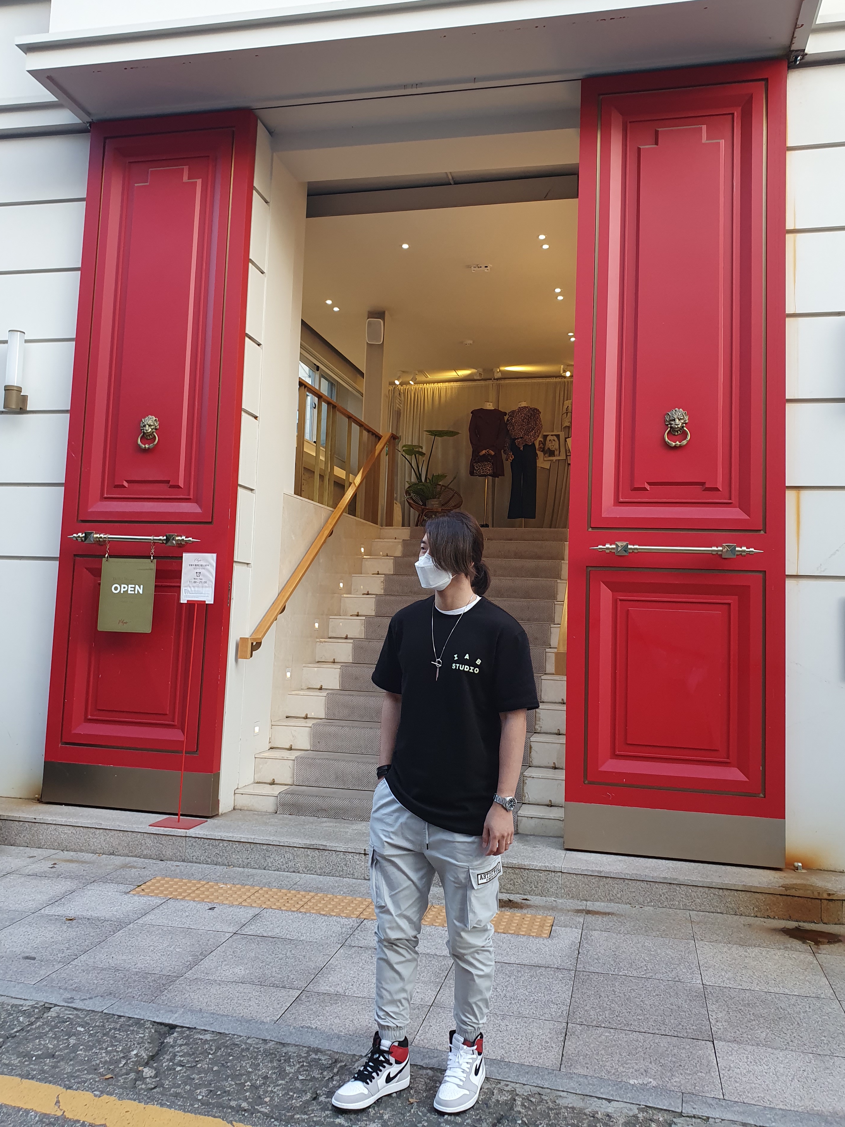 IAB Studio Black Glow T-Shirt, Jordan 1 Retro High OG Light Smoke Grey 착용 스타일