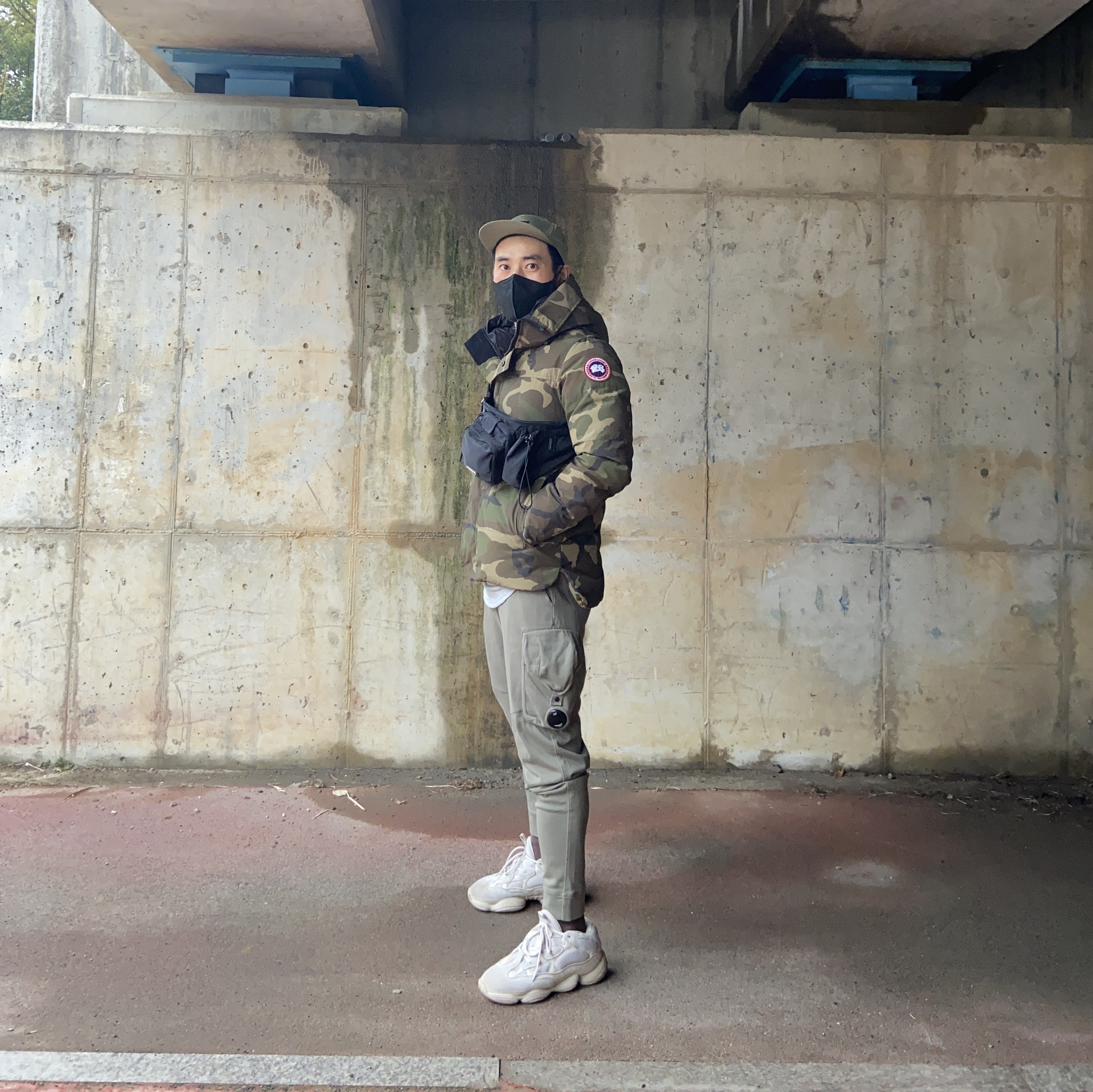 Adidas Yeezy 500 Blush 2018 착용 스타일 - 3