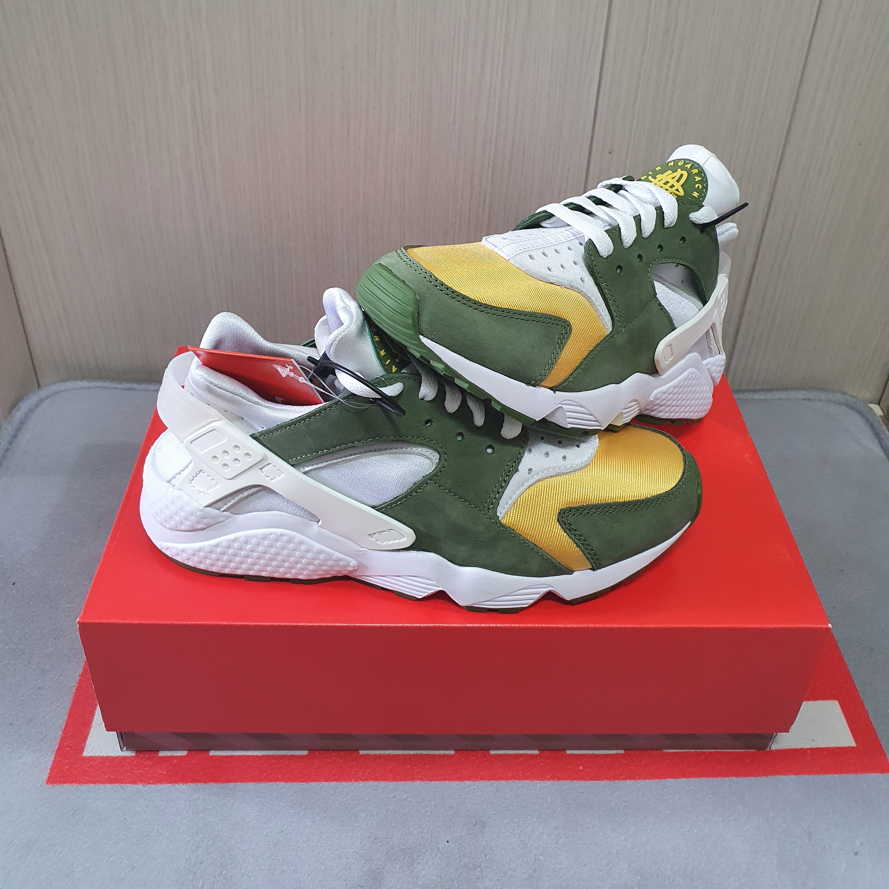 Nike x Stussy Air Huarache LE Dark Olive 착용 스타일 - 2