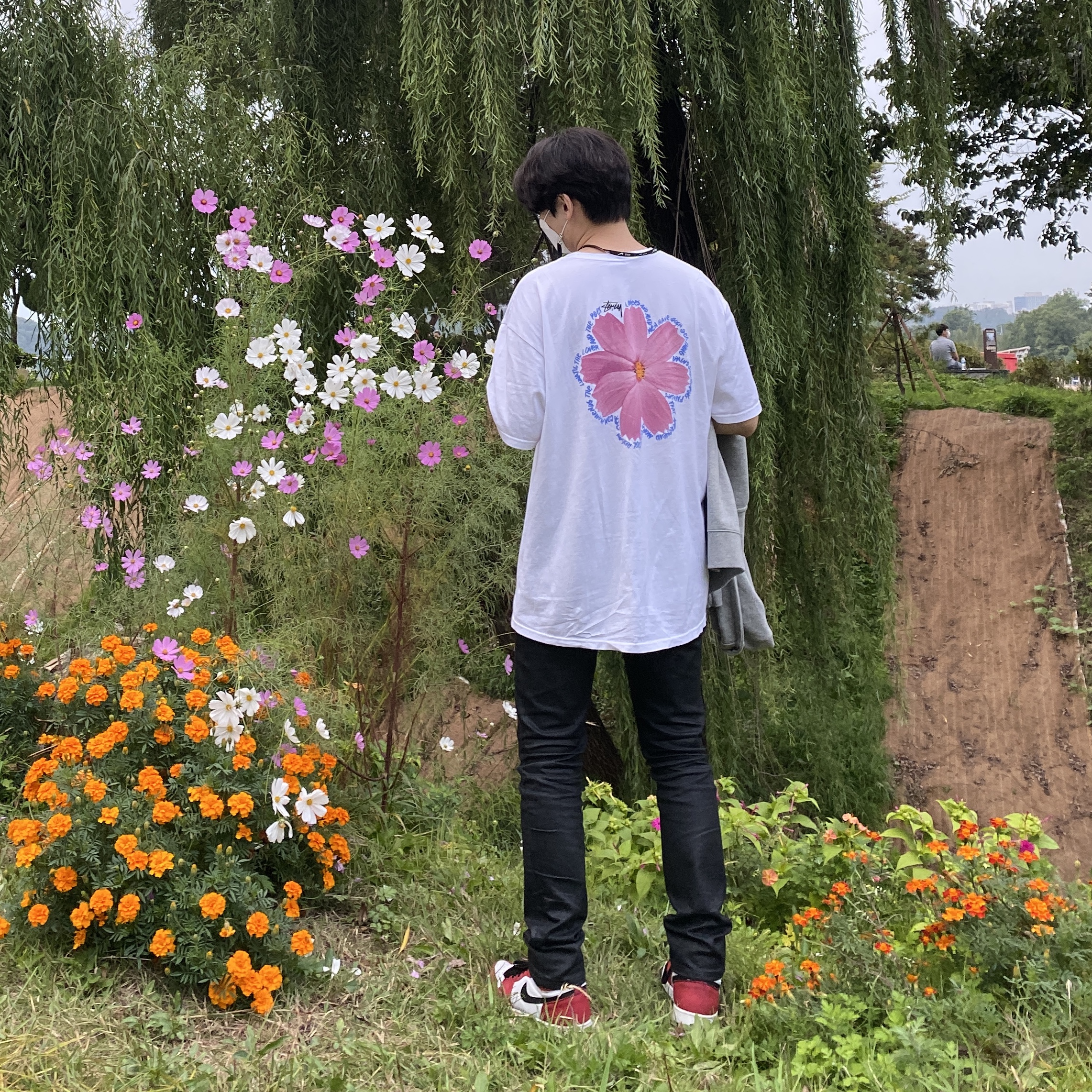 Stussy Cosmos T-Shirt White, Jordan 1 Retro High Spider-Man Origin Story 착용 스타일