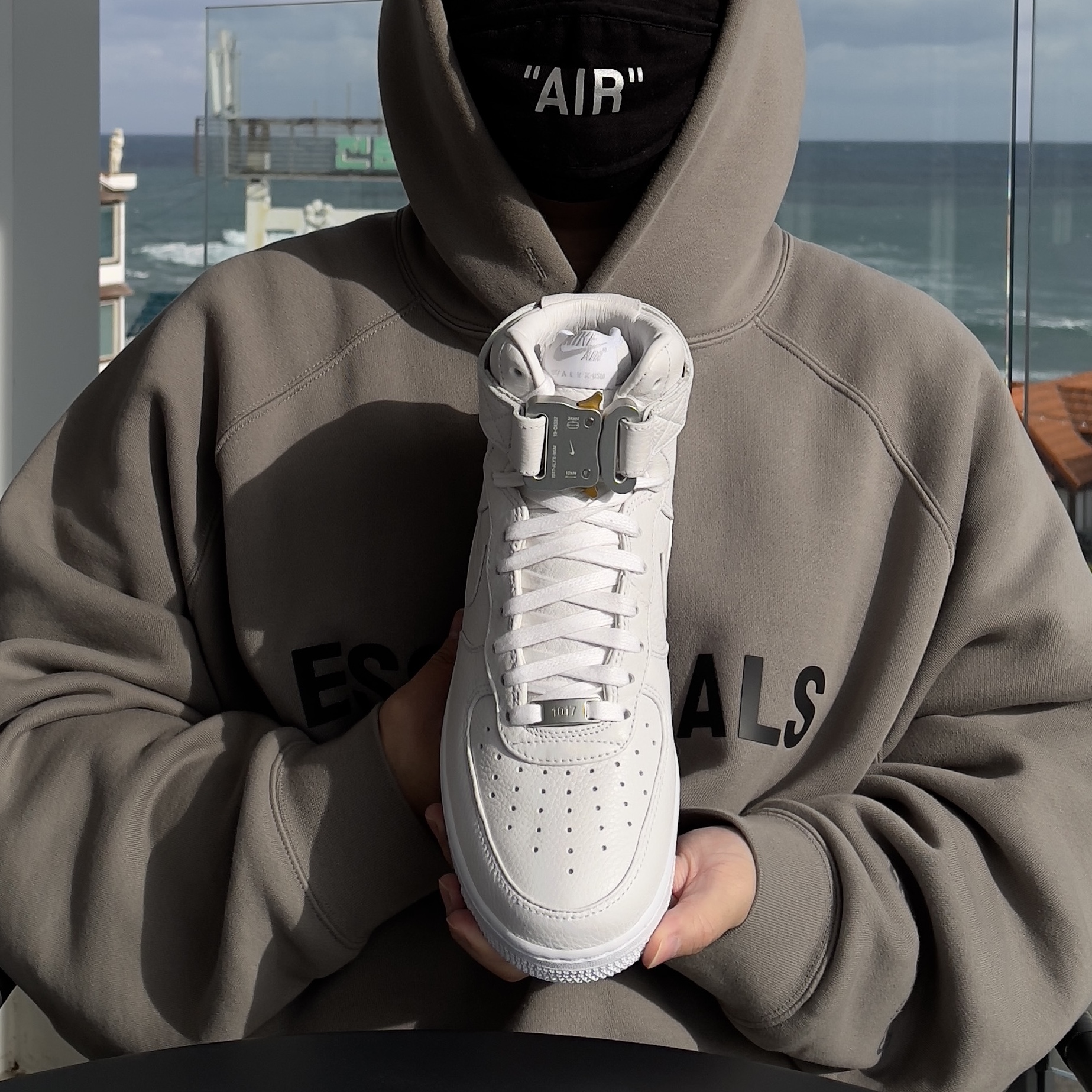 Nike x 1017 Alyx 9SM Air Force 1 High Triple White 2020 착용 스타일 - 1