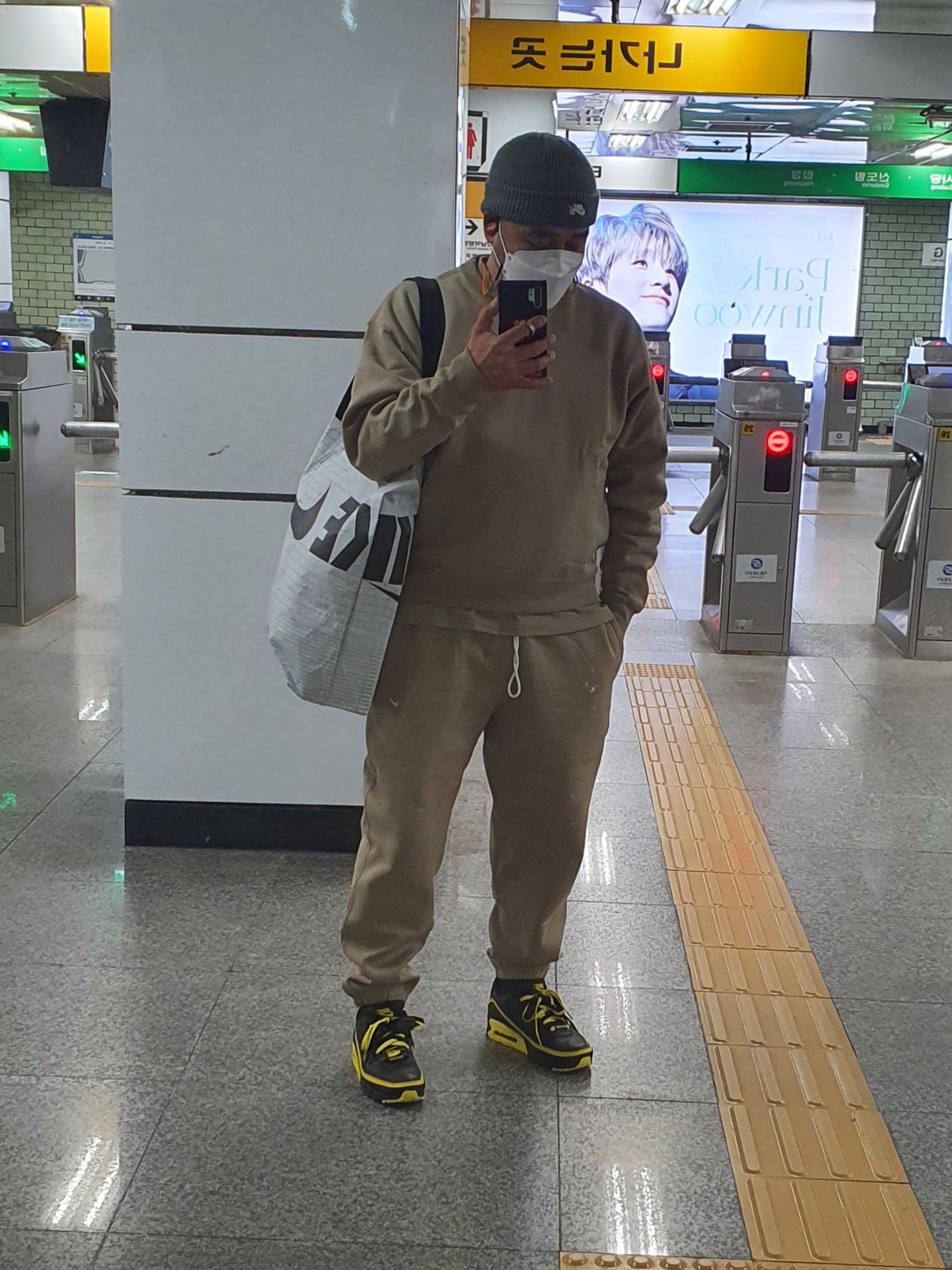 Nike x Undefeated Air Max 90 Black Optic Yellow 착용 스타일 - 2