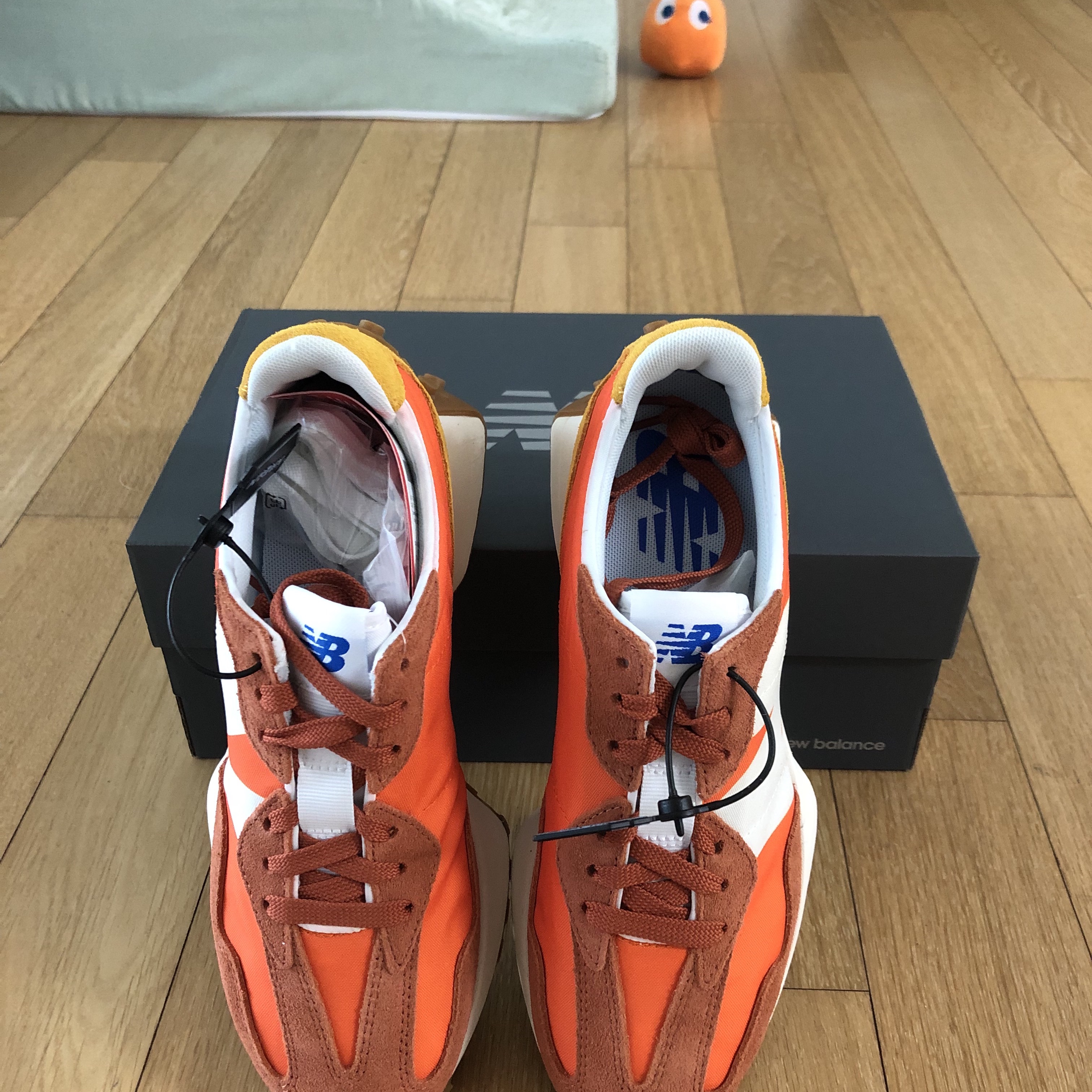 New Balance 327 Orange 착용 스타일 - 3