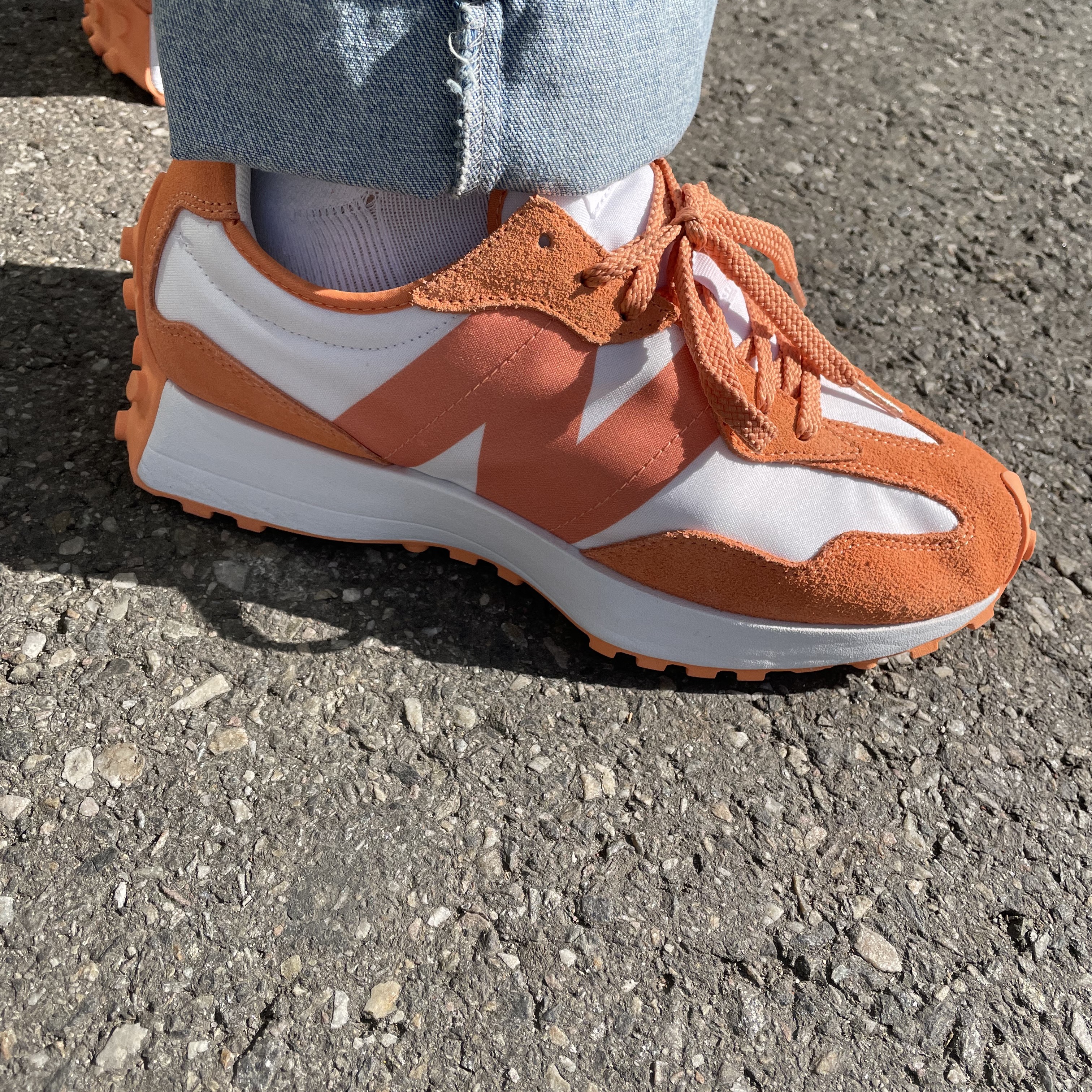 New Balance x Asos 327 Cantaloupe 착용 스타일