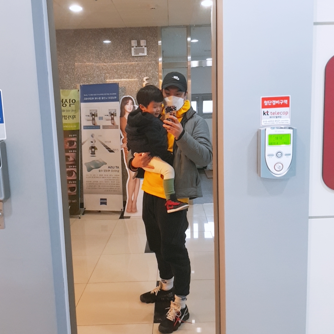 Nike x Off-White Air VaporMax OG Black The Ten, (TD) Jordan 1 Mid Alt Bred Banned 2020 착용 스타일