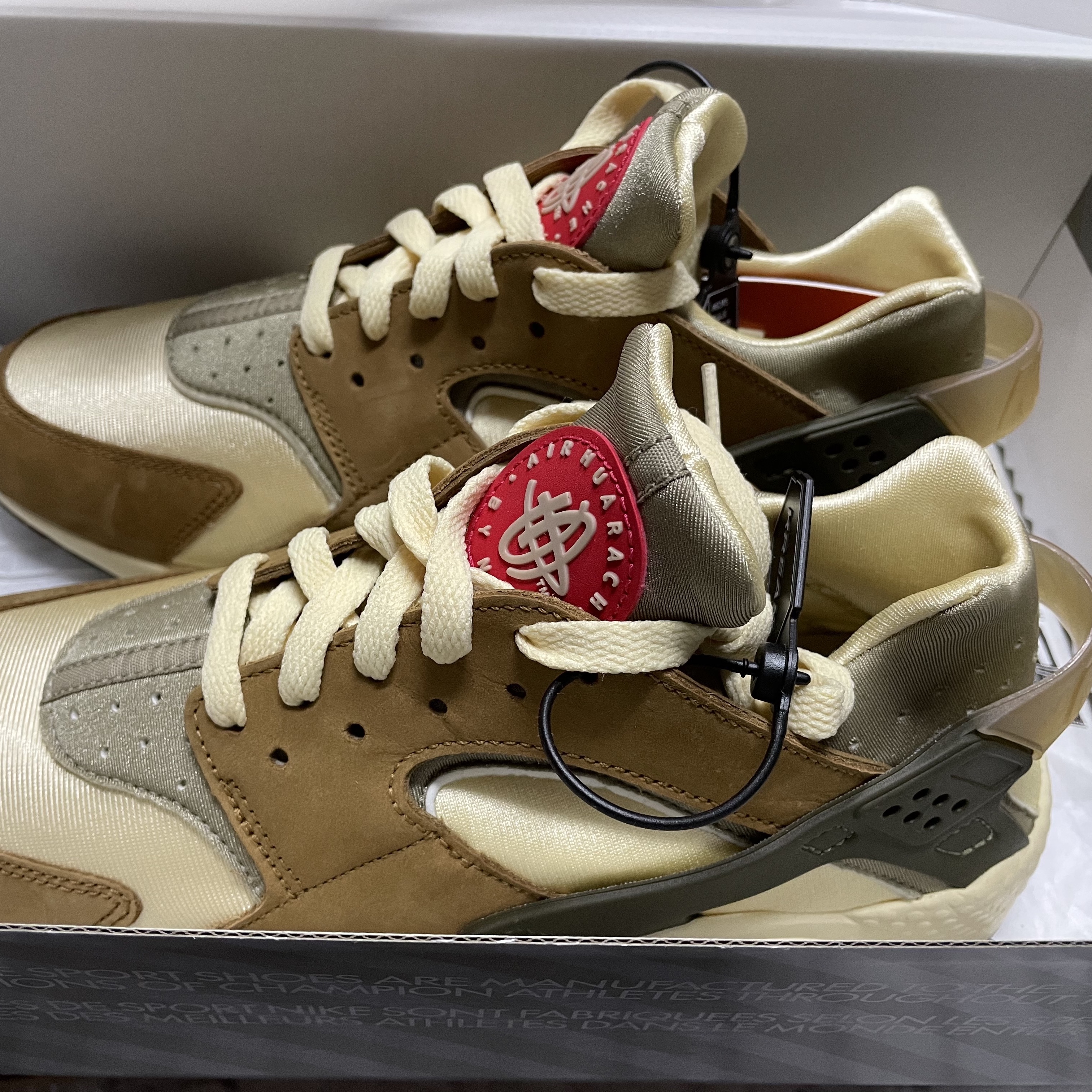 Nike x Stussy Air Huarache LE Desert Oak 착용 스타일