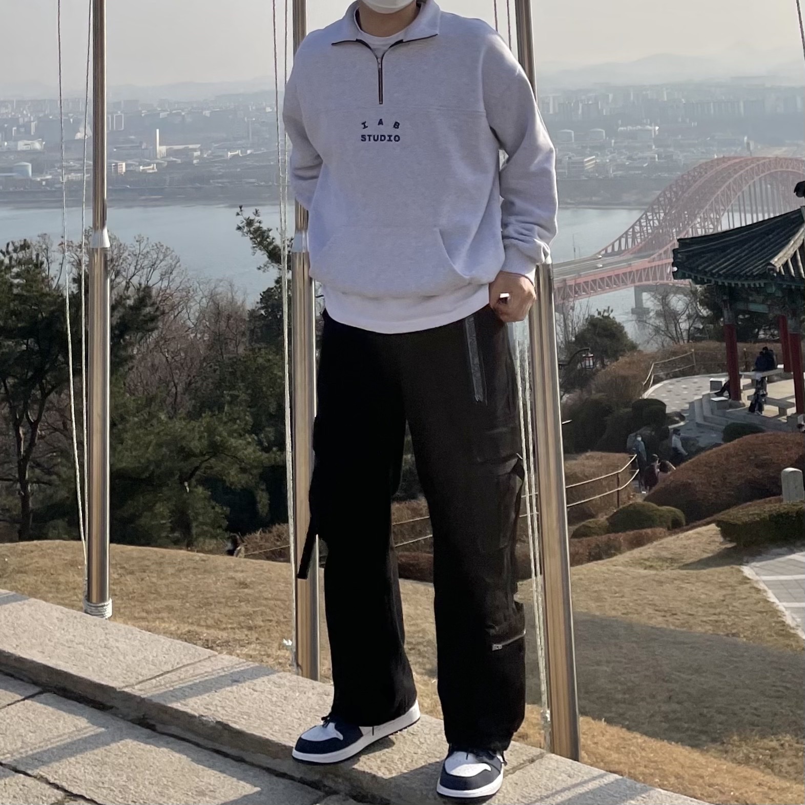Jordan 1 Retro High OG CO.JP Midnight Navy, IAB Studio Half Zip Pullover Light Gray 착용 스타일 - 2