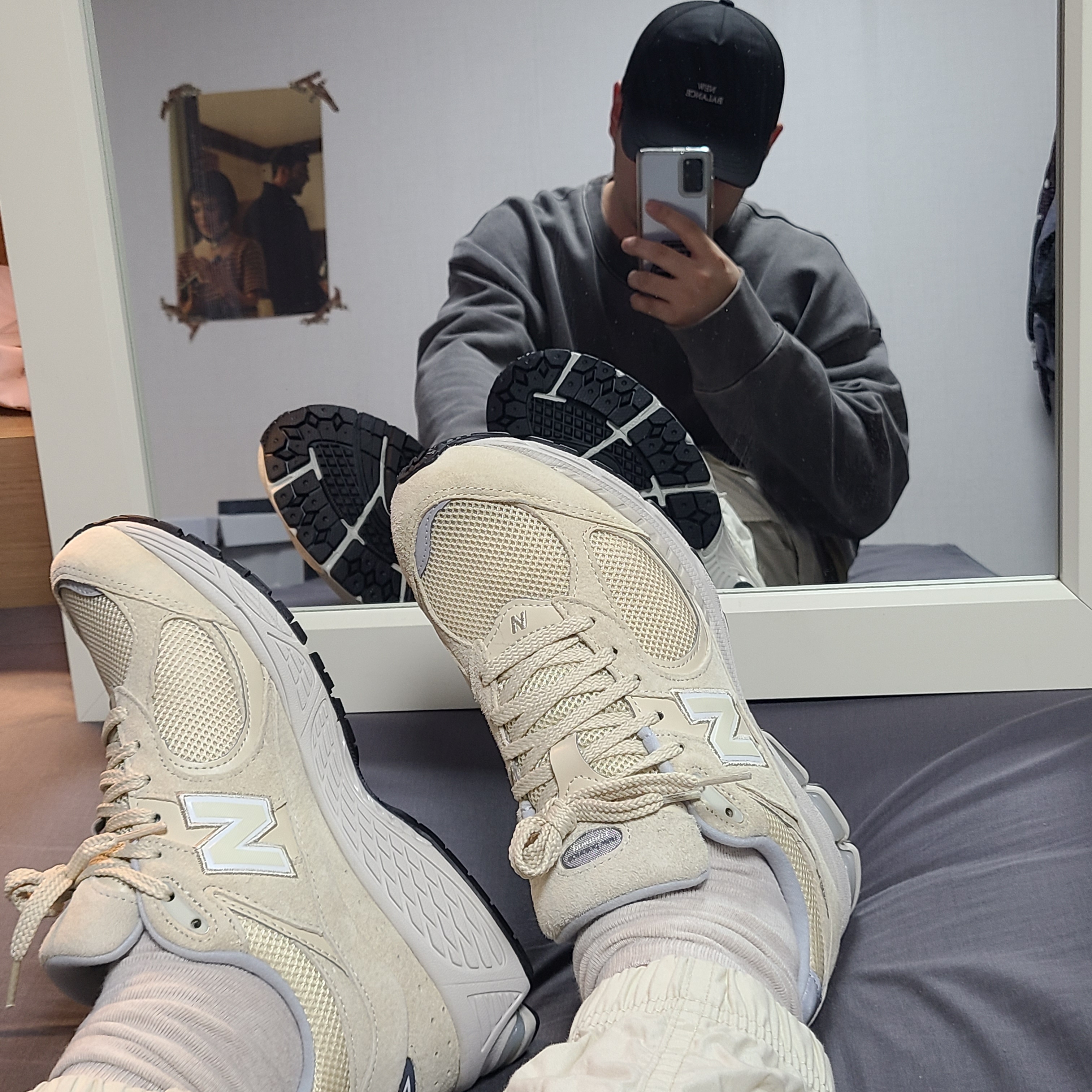 New Balance 2002R Beige Bone 착용 스타일 - 1