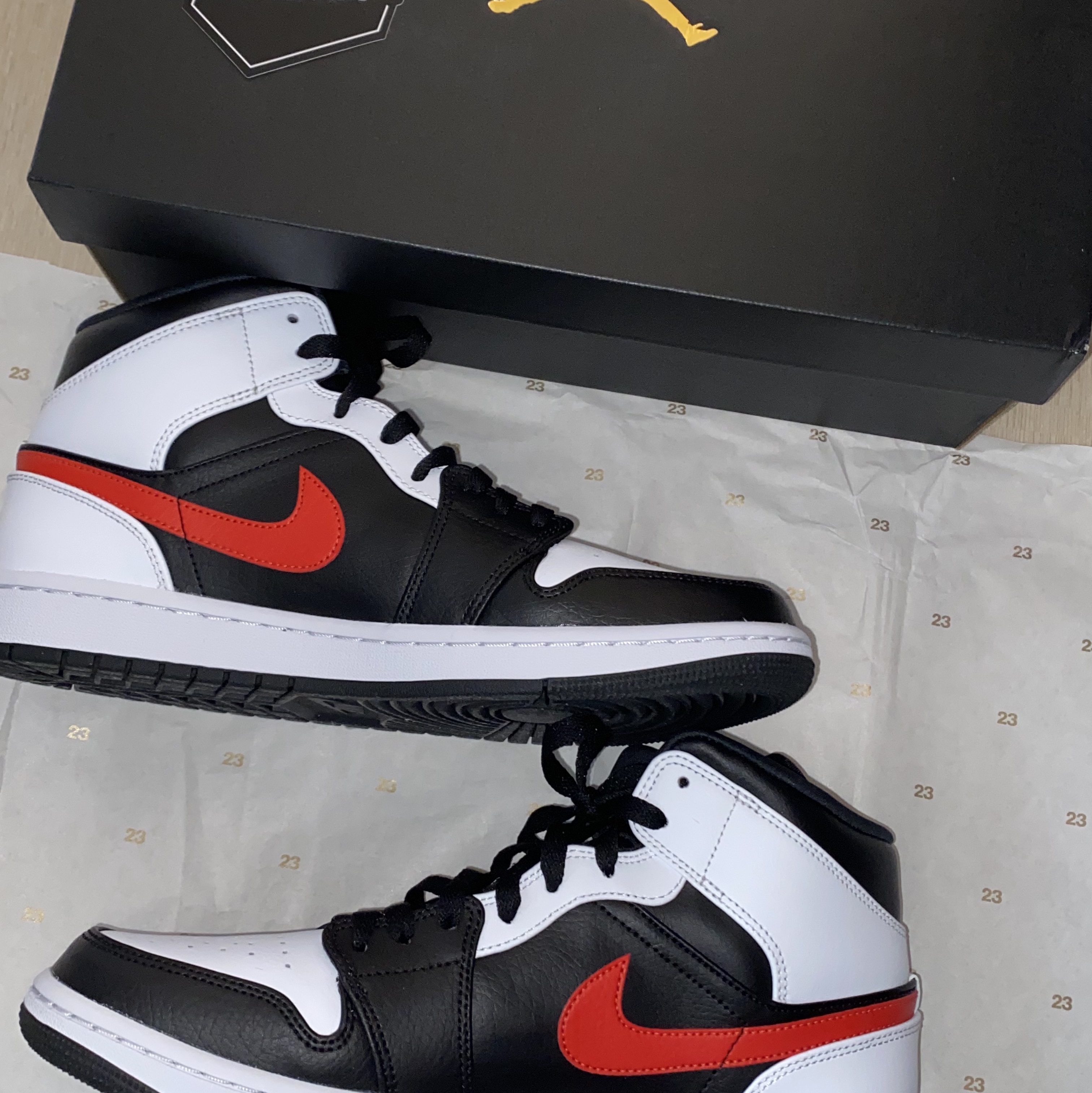 Jordan 1 Mid Black Chile Red 착용 스타일 - 2