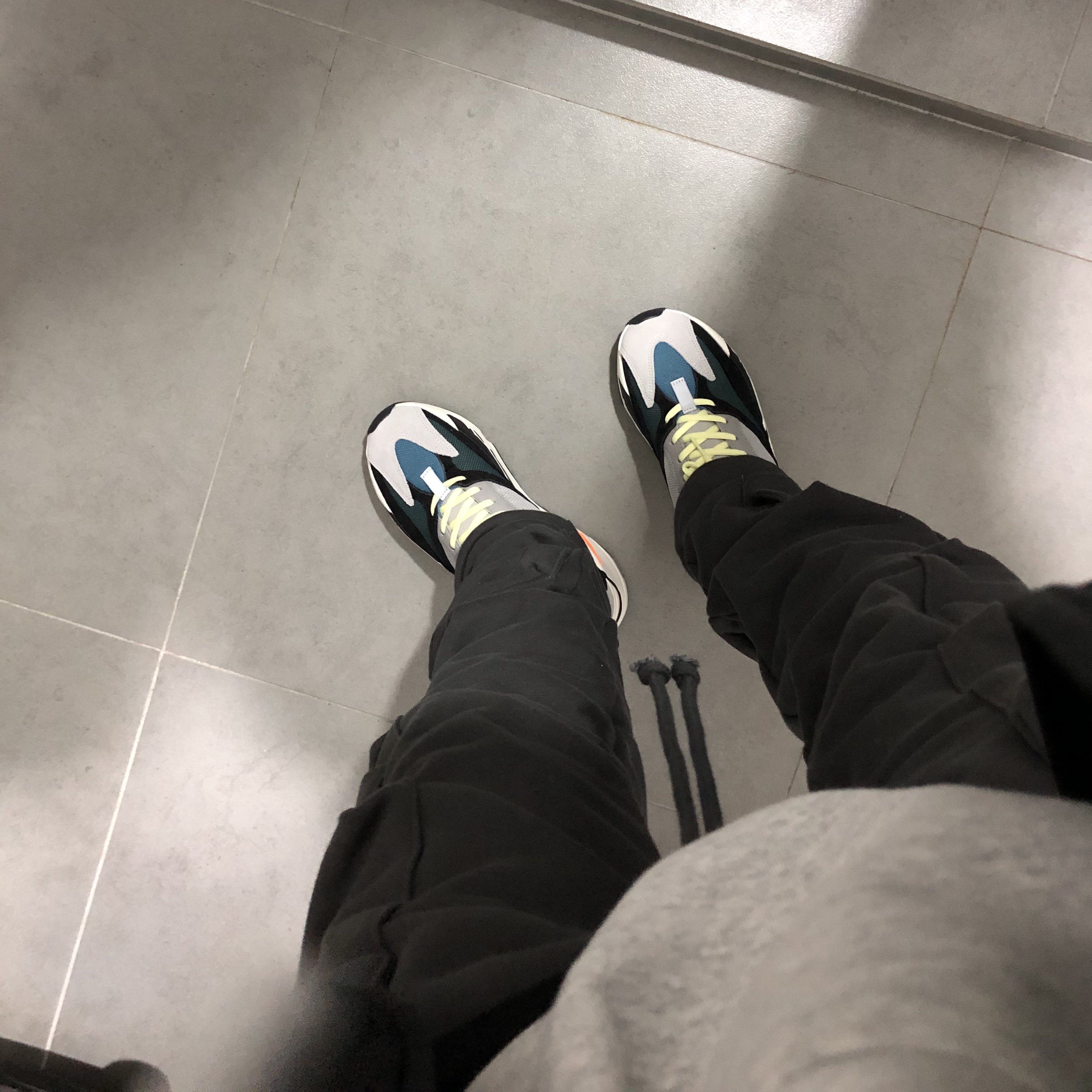 Adidas Yeezy Boost 700 Wave Runner Solid Grey 2017/2019 착용 스타일 - 2