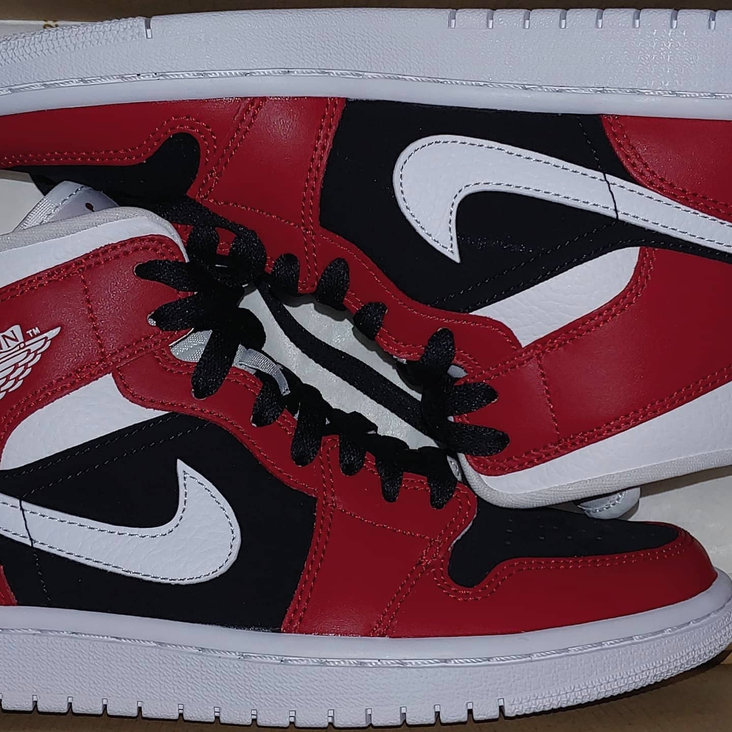 (W) Jordan 1 Mid Gym Red Black 착용 스타일 - 2