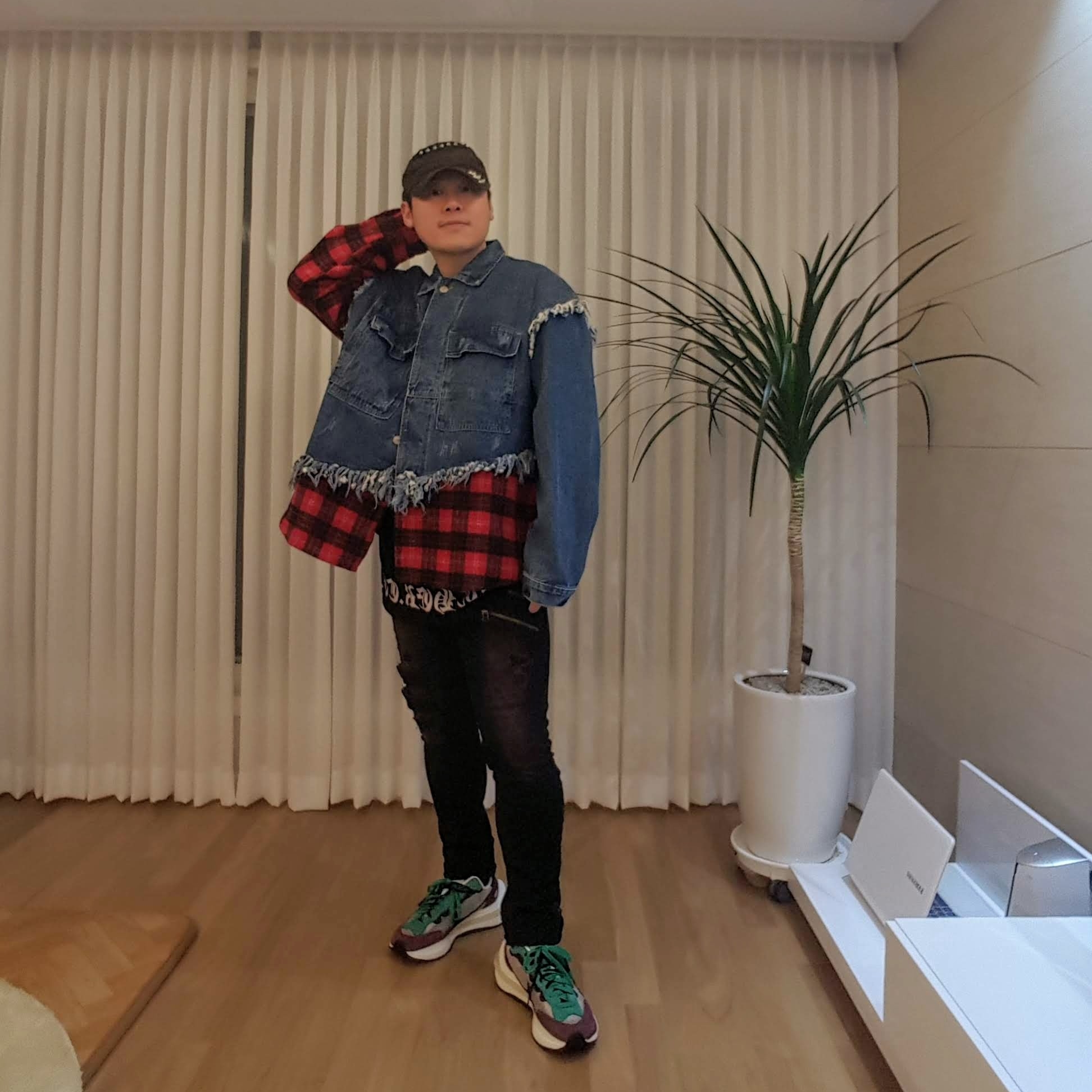 Nike x Sacai VaporWaffle String & Black Villain Red 착용 스타일