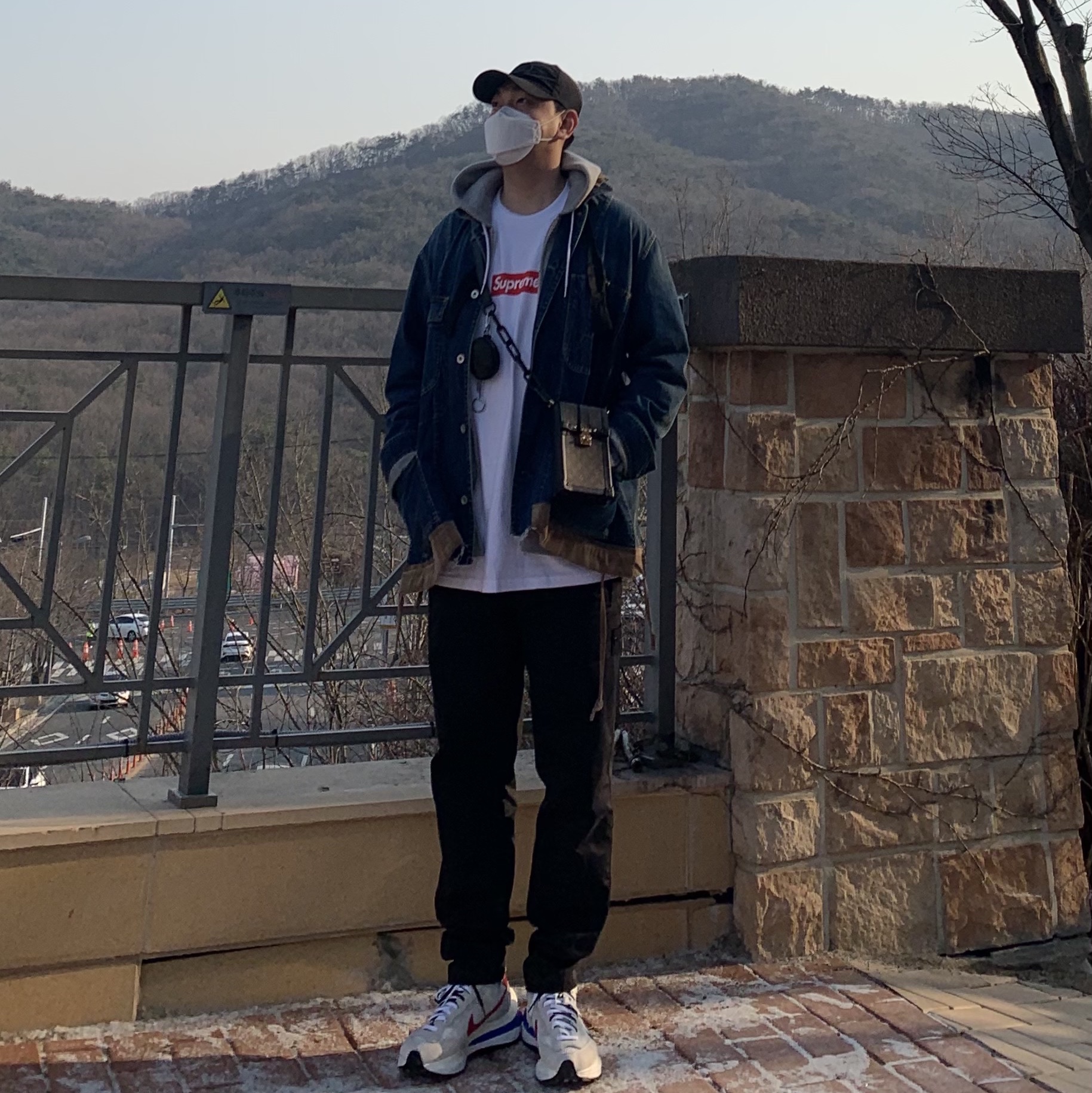 Supreme Box Logo L/S T-Shirt White - 20FW, Nike x Sacai VaporWaffle Royal Fuchsia 착용 스타일