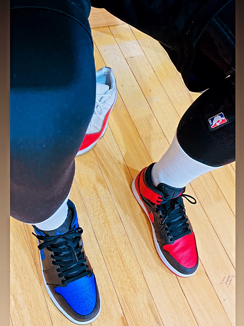 Jordan 1 Mid Bred Banned 2020, Jordan 1 Mid Black Hyper Royal 착용 스타일 - 3