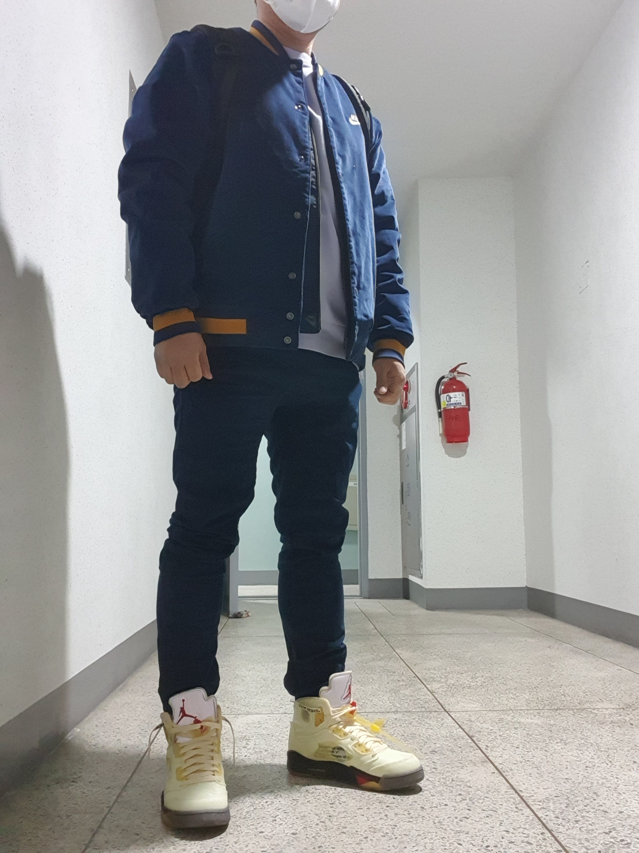 Jordan 5 x Off-White Retro SP Sail Fire Red 착용 스타일
