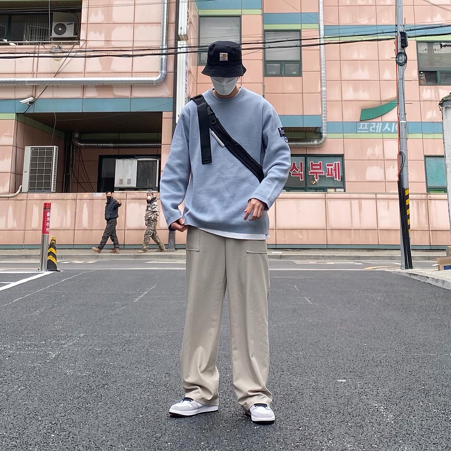 Jordan 1 Retro High OG Light Smoke Grey 착용 스타일 - 2