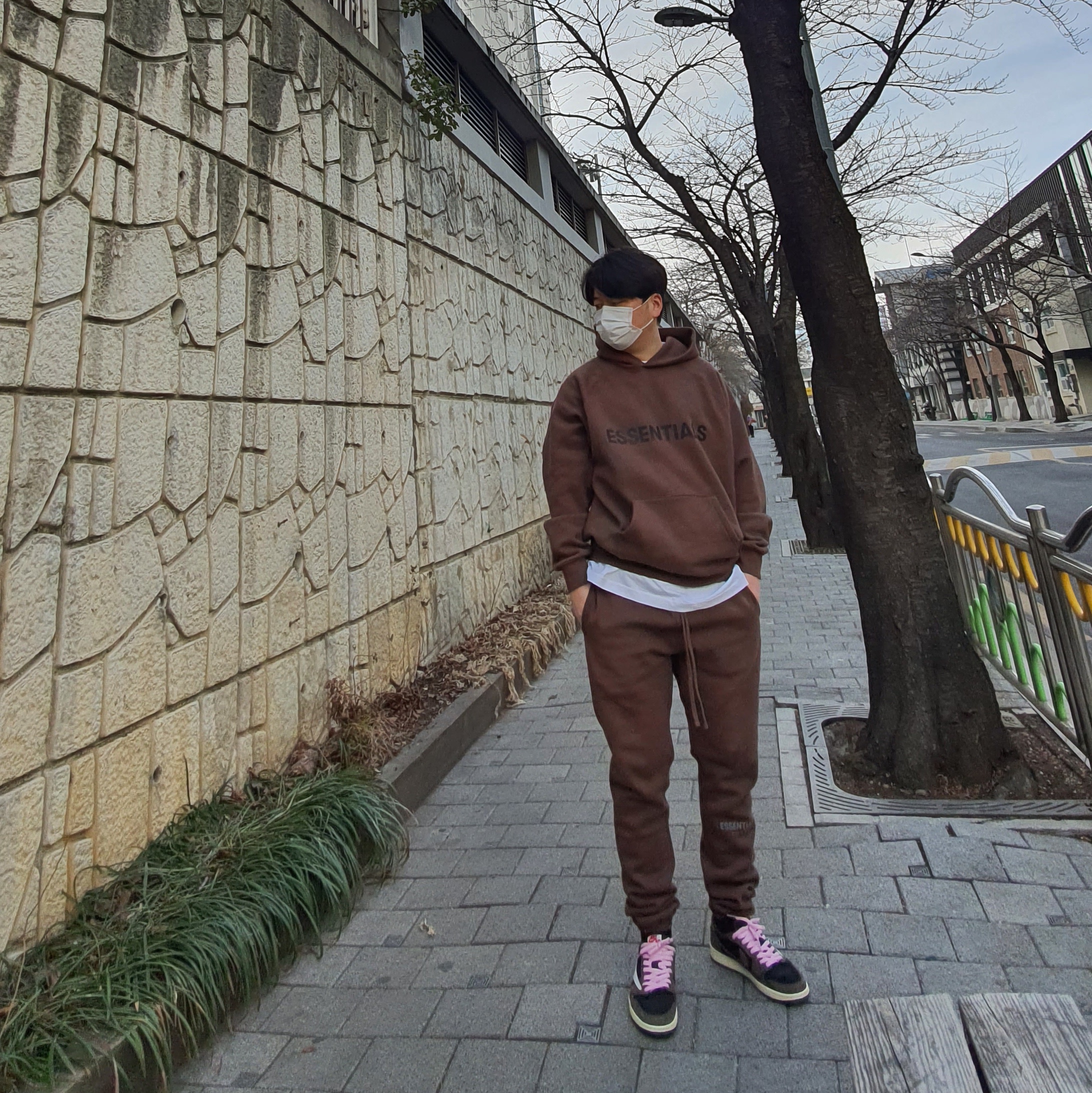 Jordan 1 x Travis Scott Retro Low OG SP Mocha, Essentials Logo Hoodie Brown/Rain Drum - Ssense Exclusive 착용 스타일