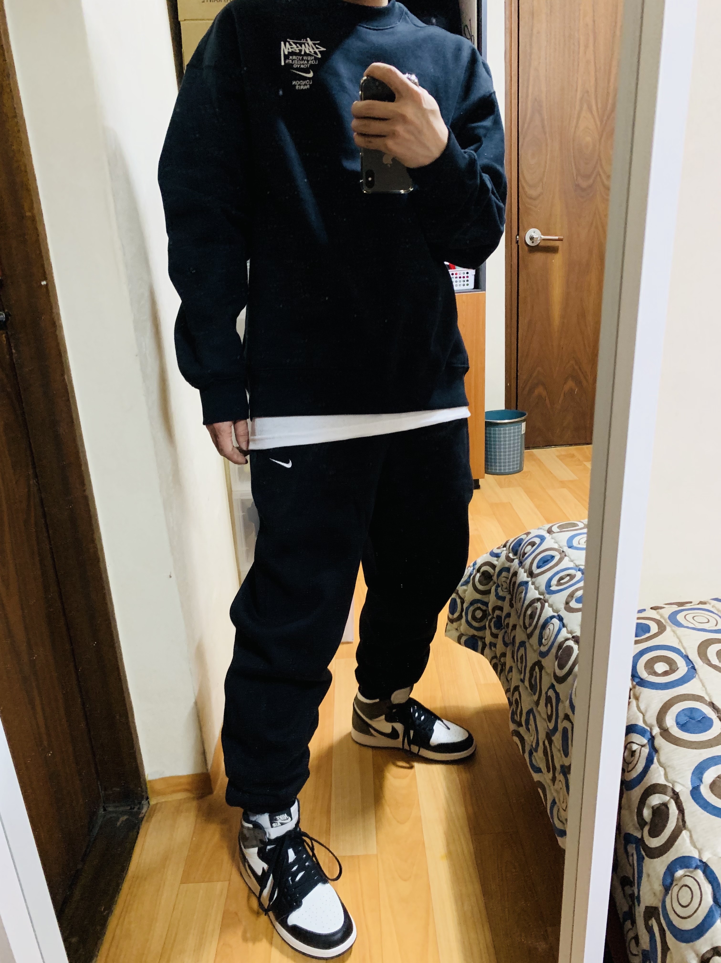 Nike x Stussy NRG ZR Fleece Crewneck Black - Asia, (GS) Jordan 1 Retro High OG Black Mocha 착용 스타일