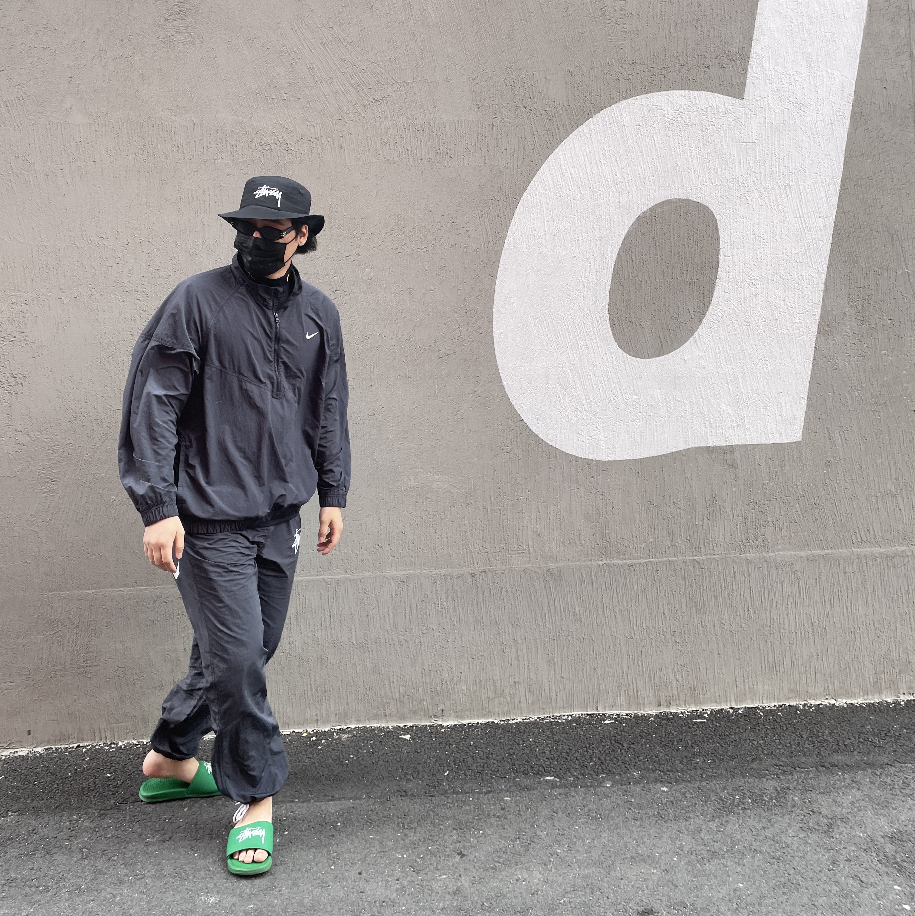Nike x Stussy Windrunner Jacket Off Noir, Nike x Stussy Beach Pants Off Noir 착용 스타일