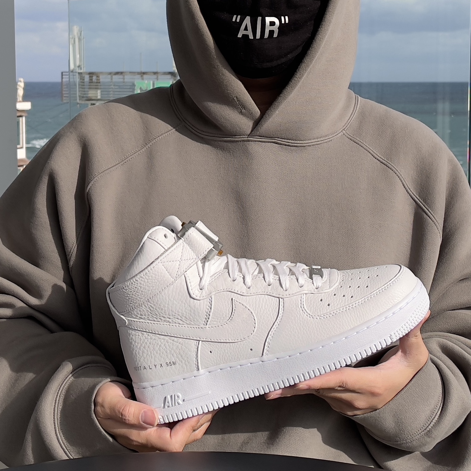 Nike x 1017 Alyx 9SM Air Force 1 High Triple White 2020 착용 스타일 - 2