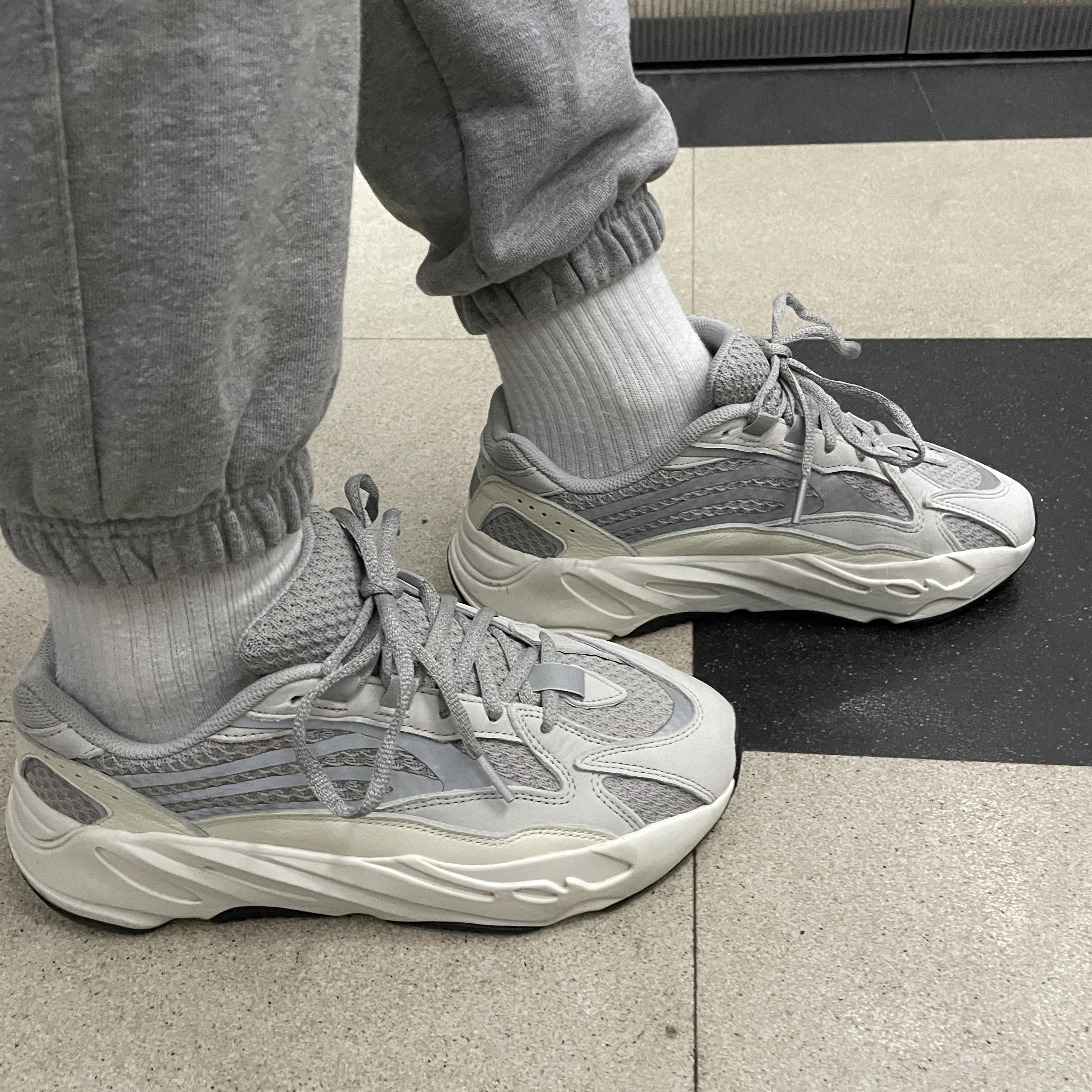 Adidas Yeezy Boost 700 V2 Static 2018 착용 스타일 - 3