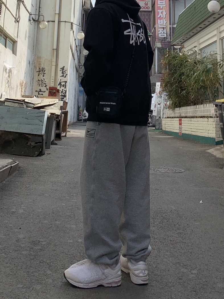 Asics x Vivienne Westwood Gel-Kayano 26 Birch White, Nike x Stussy NRG BR Fleece Pants Grey 착용 스타일 - 2