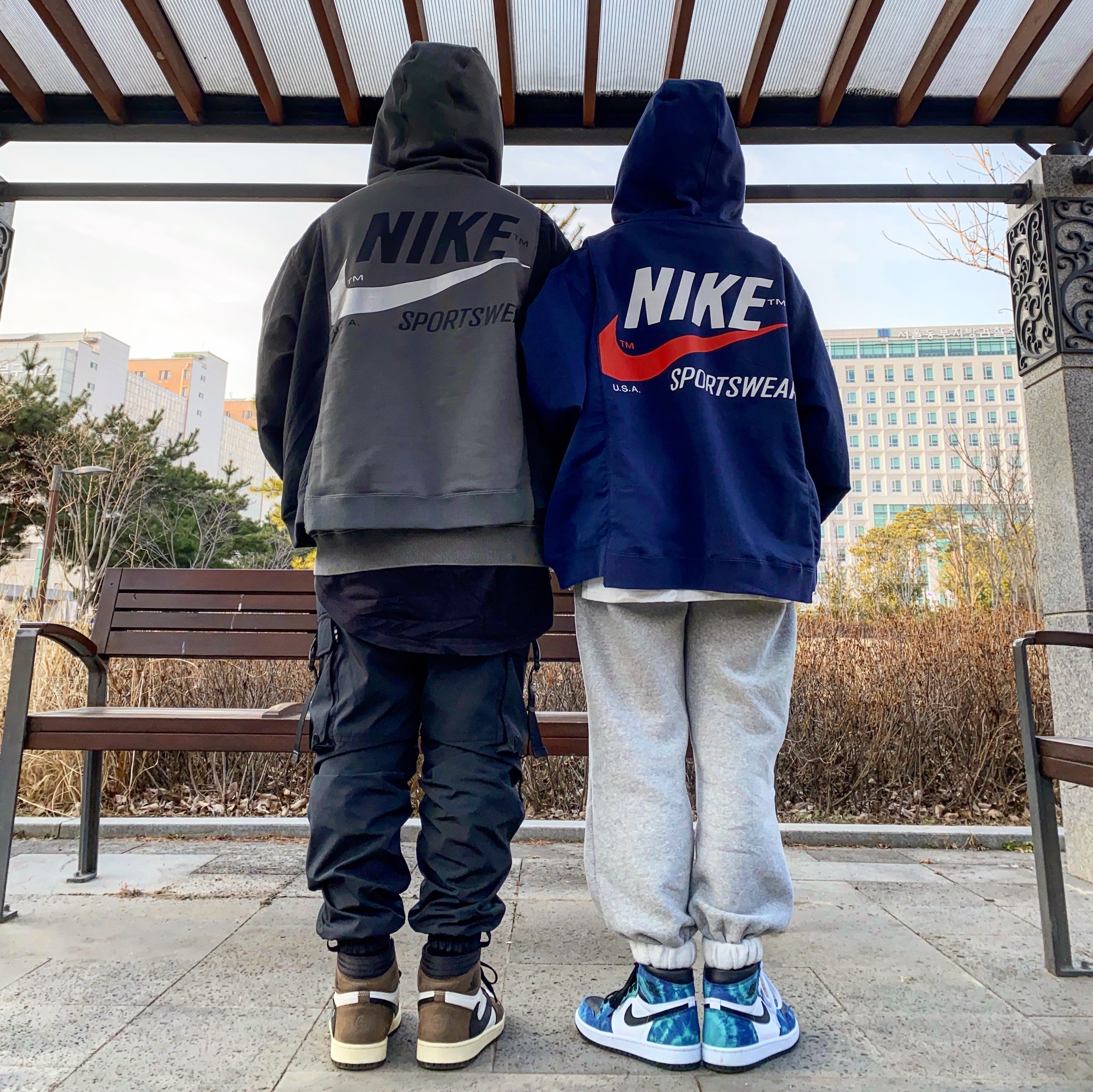(W) Jordan 1 Retro High Tie-Dye, Jordan 1 x Travis Scott Retro High OG SP Mocha 착용 스타일