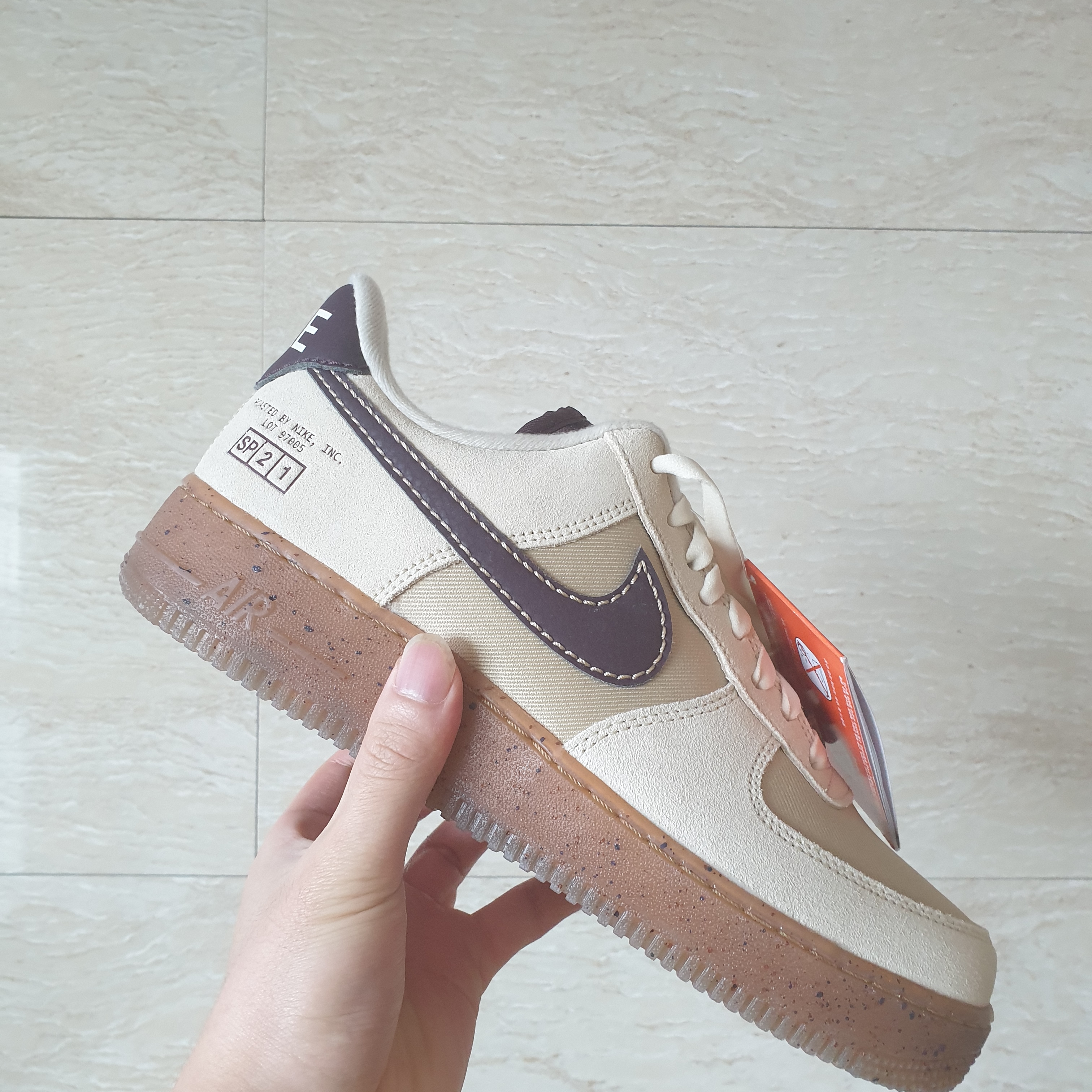 Nike Air Force 1 '07 LV8 Coffee 착용 스타일