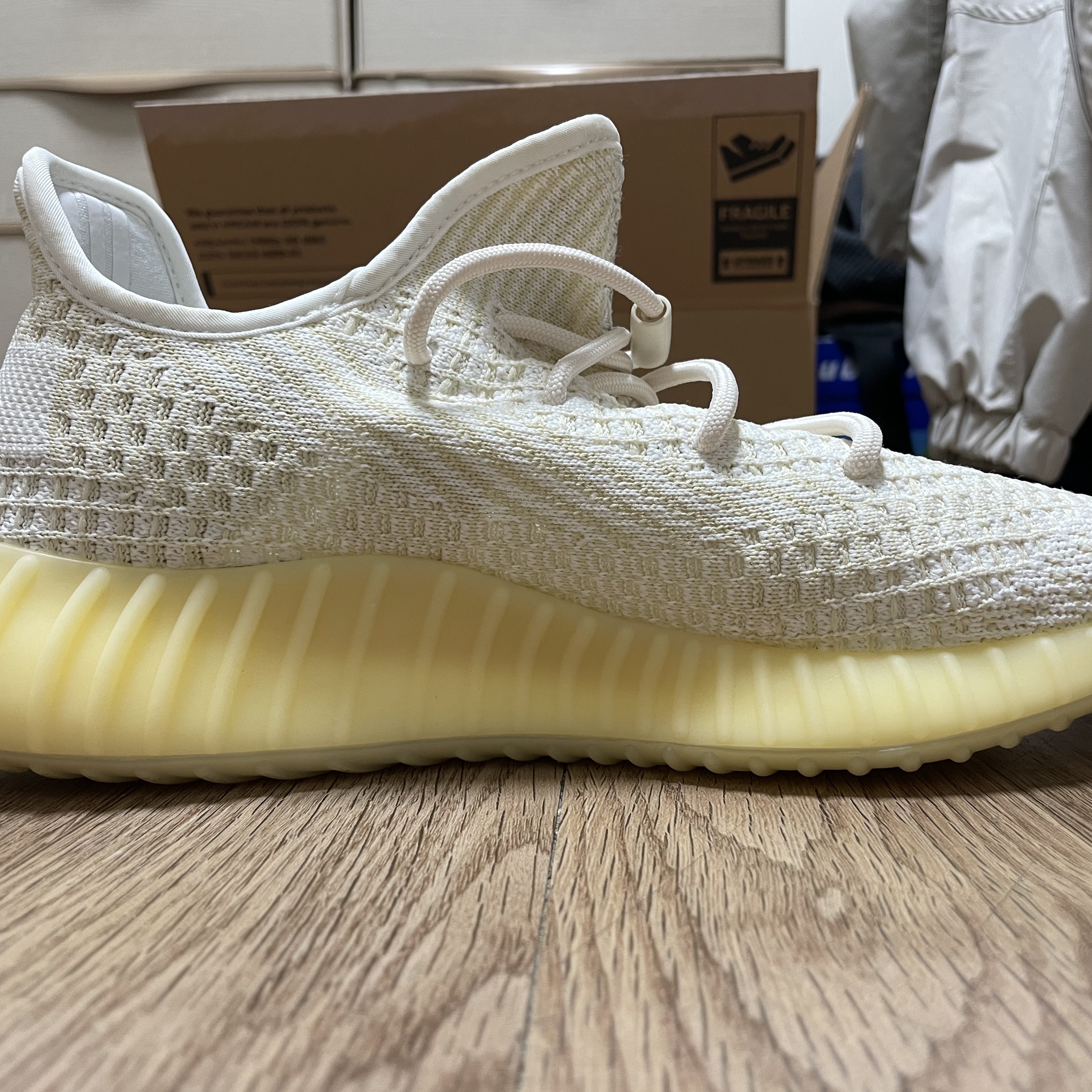 Adidas Yeezy Boost 350 V2 Natural 착용 스타일 - 3